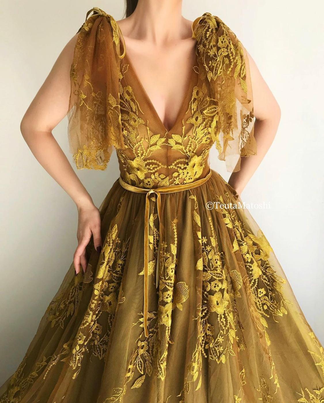 Gold A-Line dress with v-neck, no sleeves, lace and embroidery