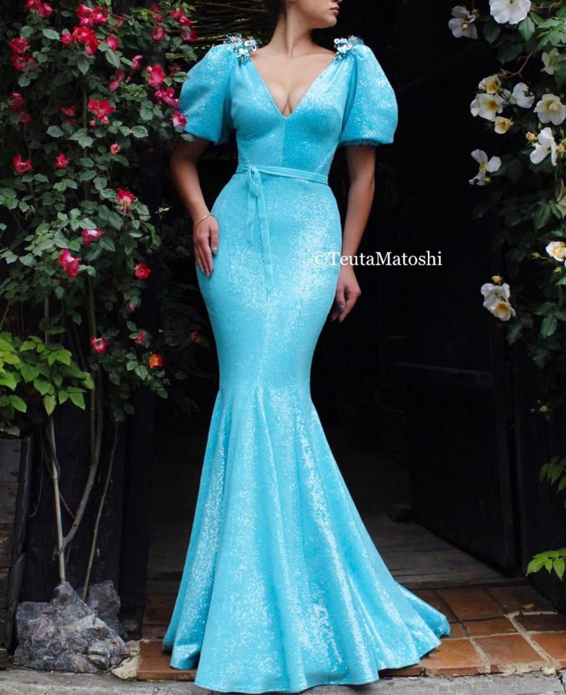 Mermaid dress with short sleeves, v-neck and embroidery