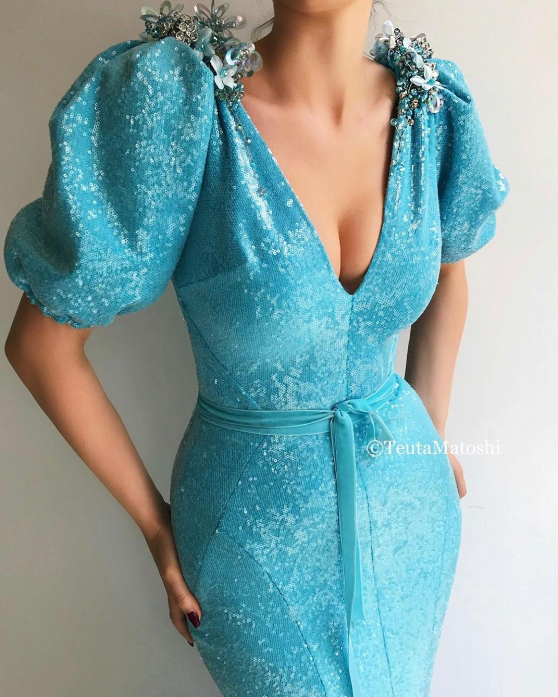 Mermaid dress with short sleeves, v-neck and embroidery