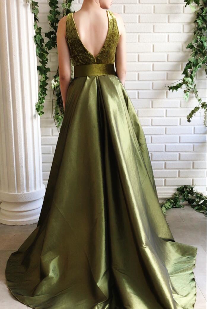 Green overskirt dress with belt, no sleeves, v-neck and embroidery