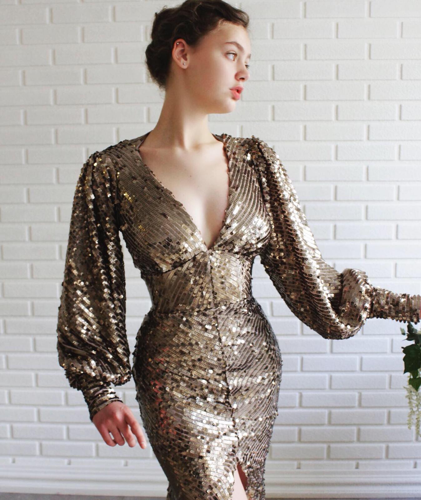 Brown mermaid dress with sequins, v-neck and long sleeves
