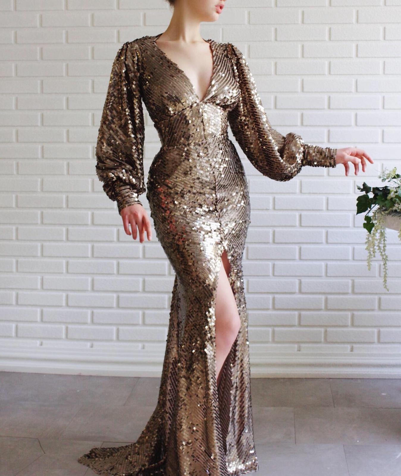 Brown mermaid dress with sequins, v-neck and long sleeves