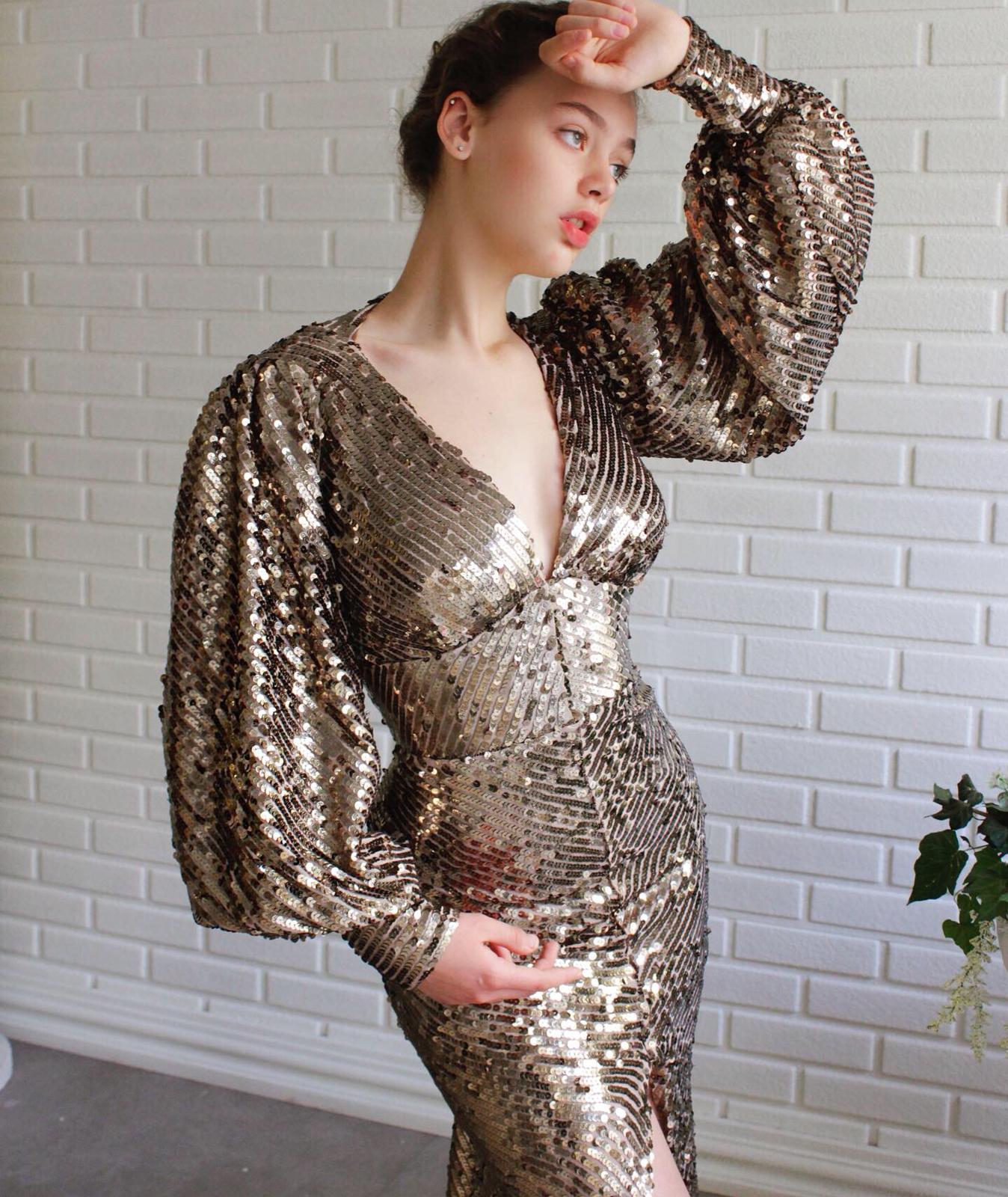 Brown mermaid dress with sequins, v-neck and long sleeves