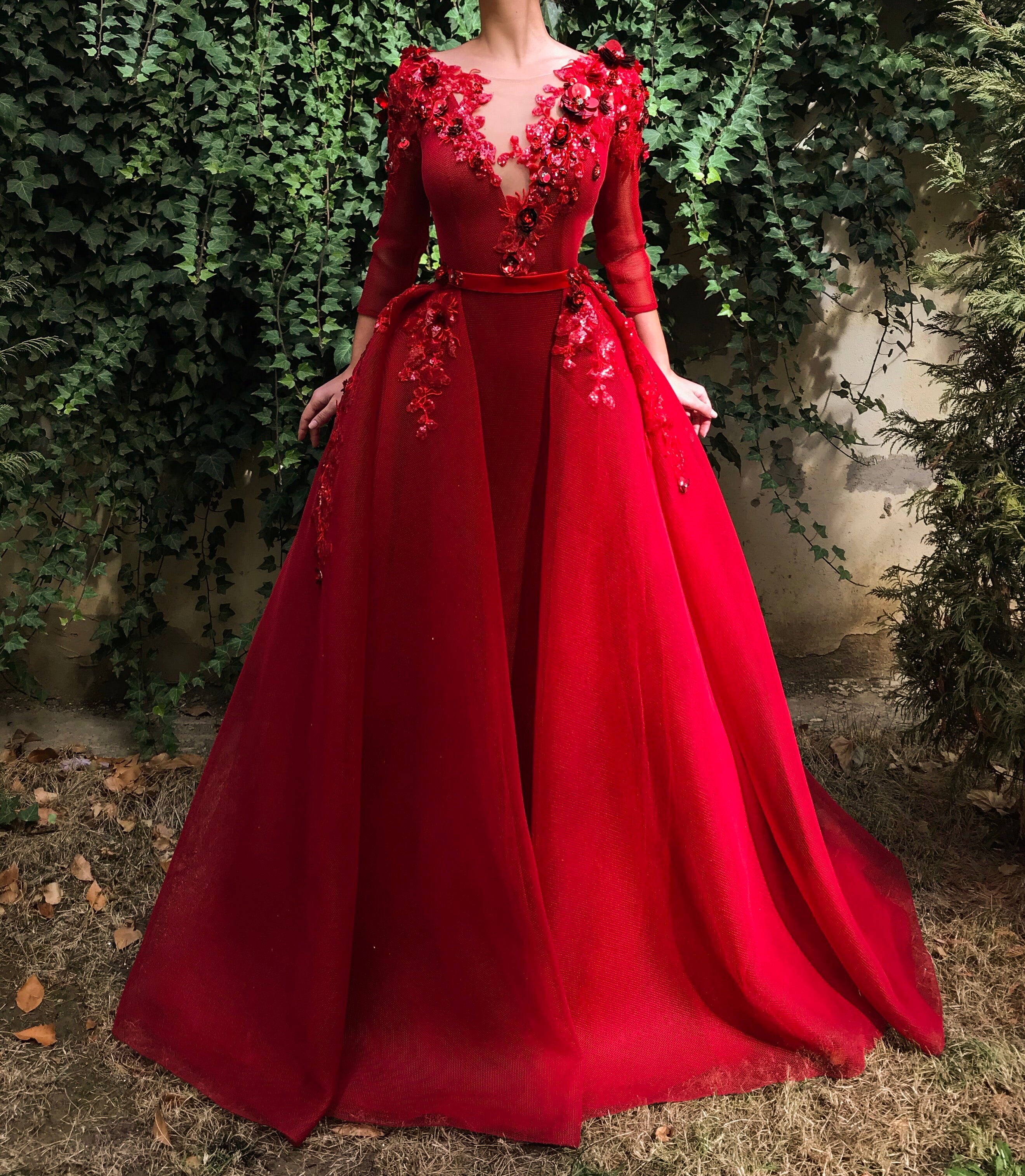 Red overskirt dress with long sleeves, v-neck and embroidery