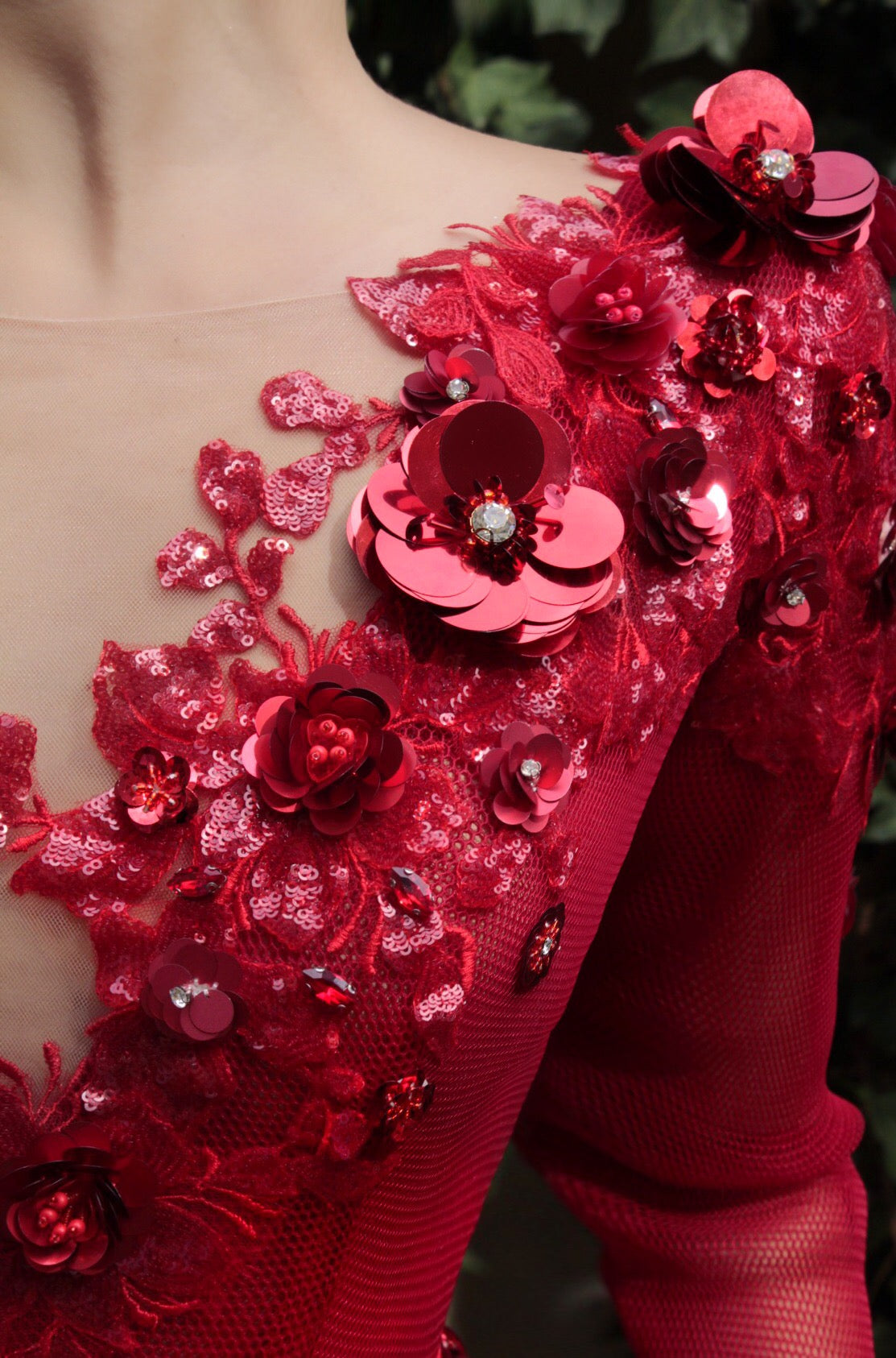 Red overskirt dress with long sleeves, v-neck and embroidery