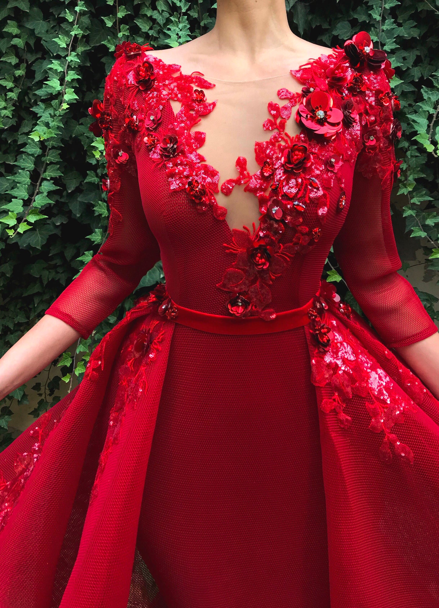 Red overskirt dress with long sleeves, v-neck and embroidery