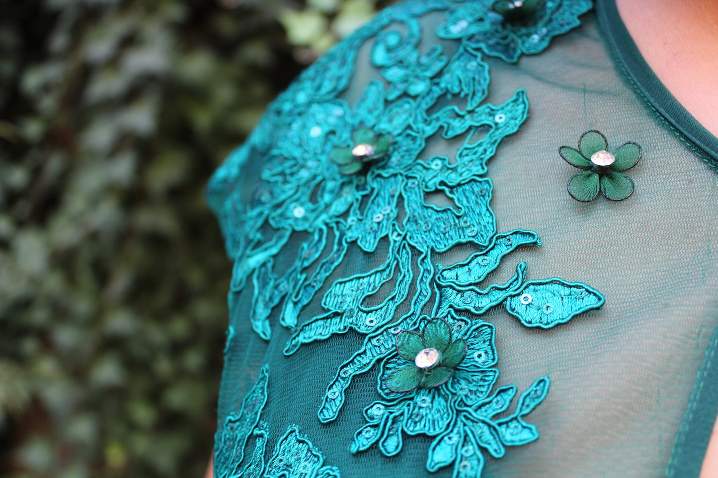 Green A-Line dress with belt, short sleeves and embroidery
