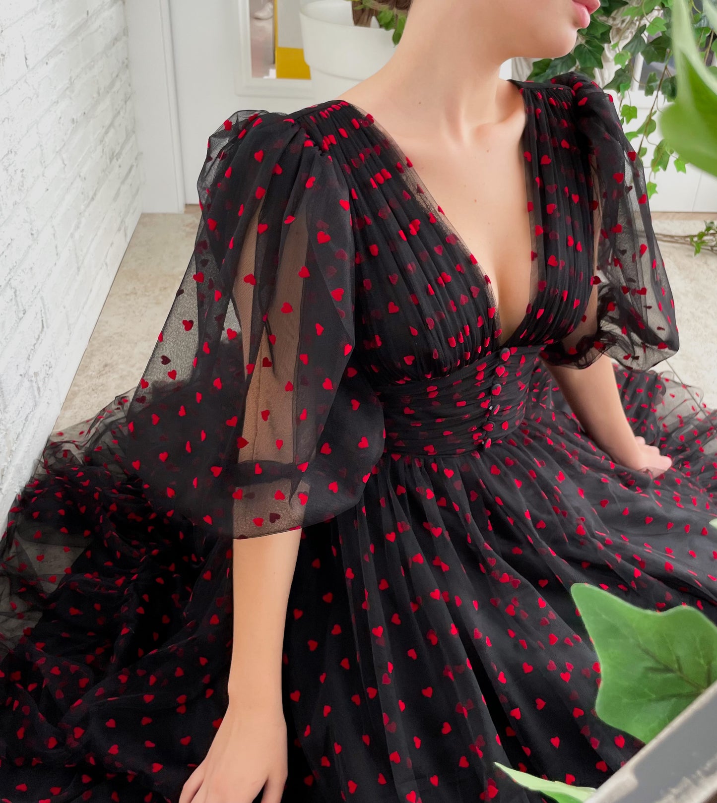 Black midi dress with v-neck, short sleeves and hearty fabric