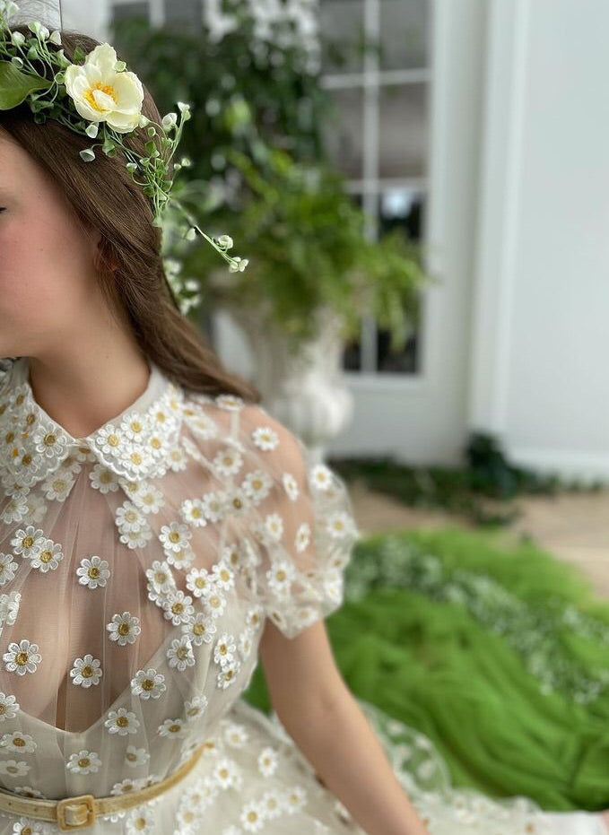 White midi dress with daisies, short sleeves and belt