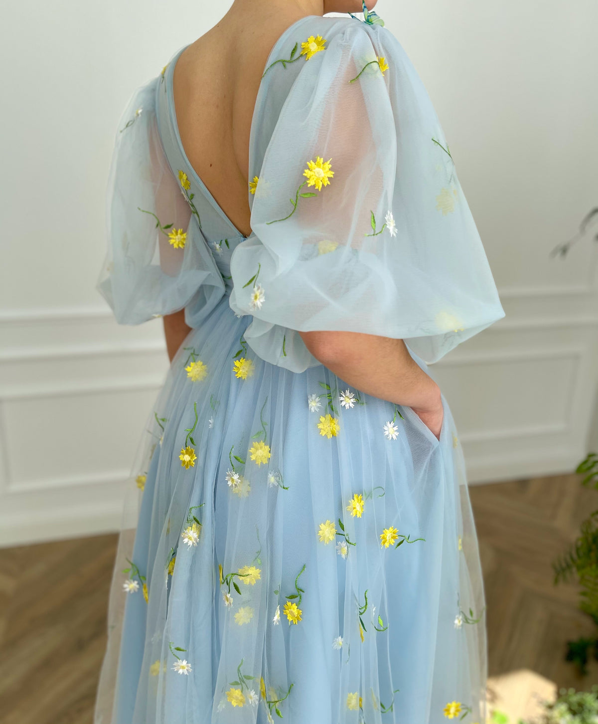 Blue midi dress with v-neck and short sleeves