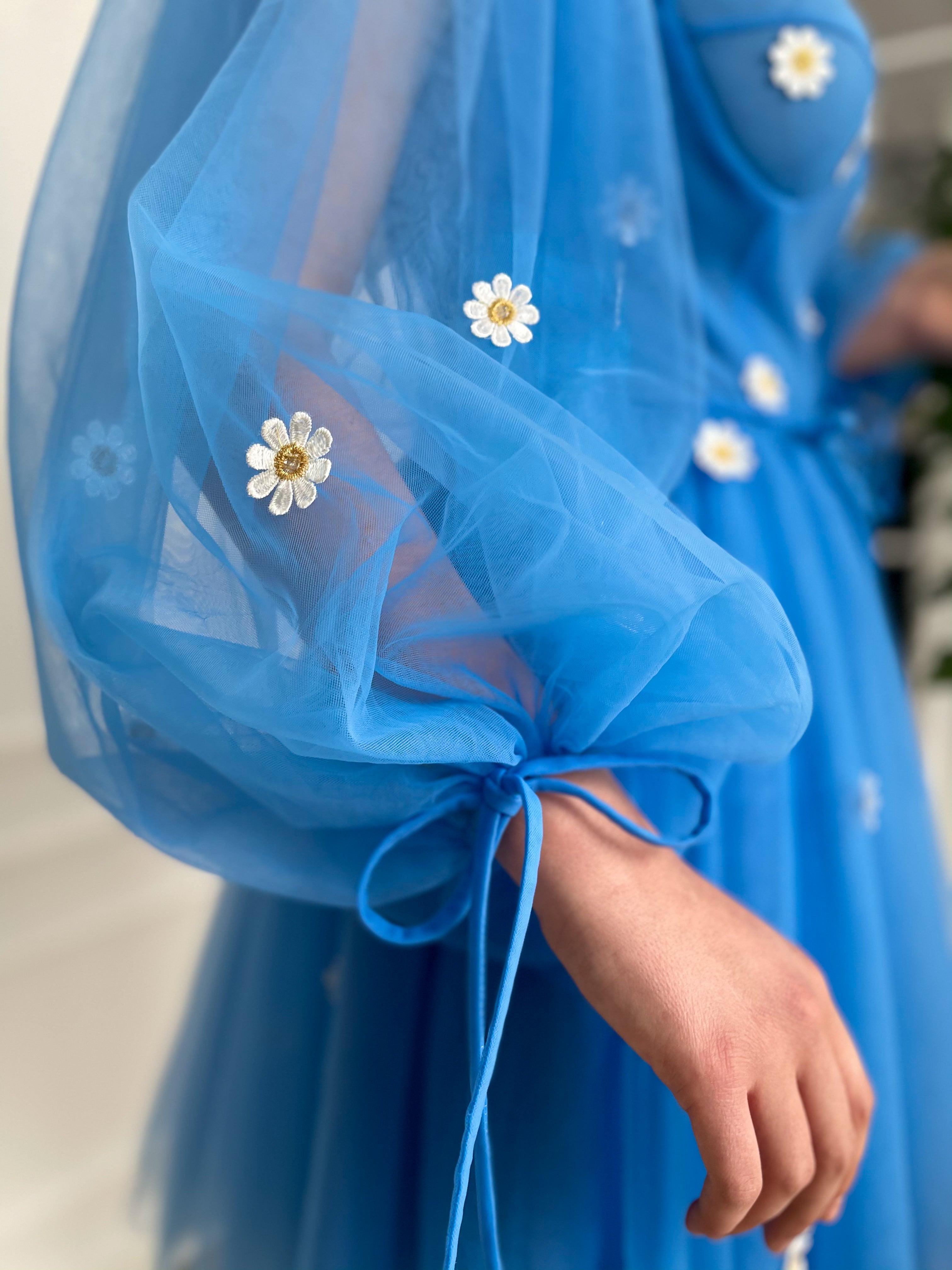 Blue mini dress with long sleeves and embroidered daisies