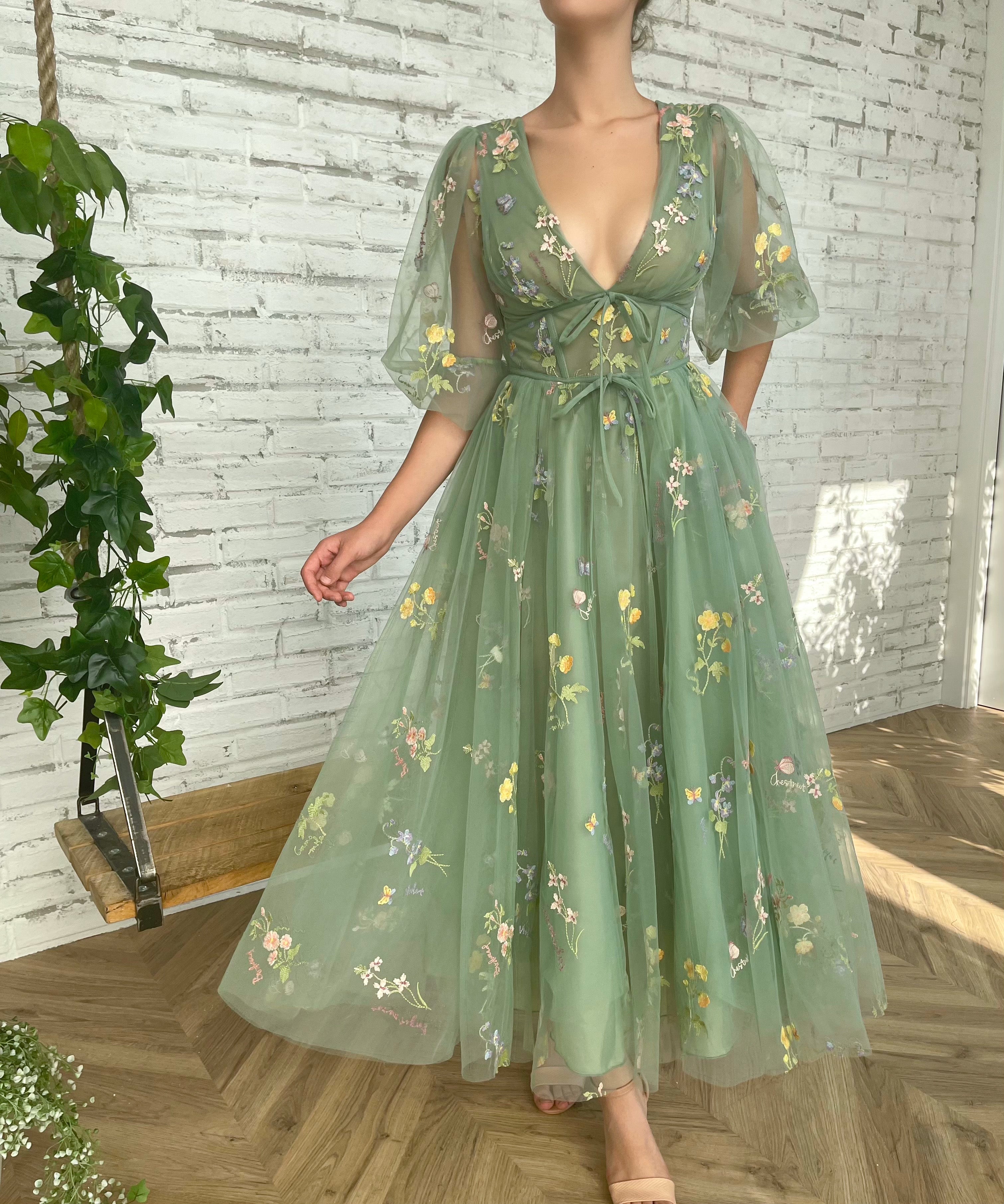 Green midi dress with short sleeves, flowers and v-neck