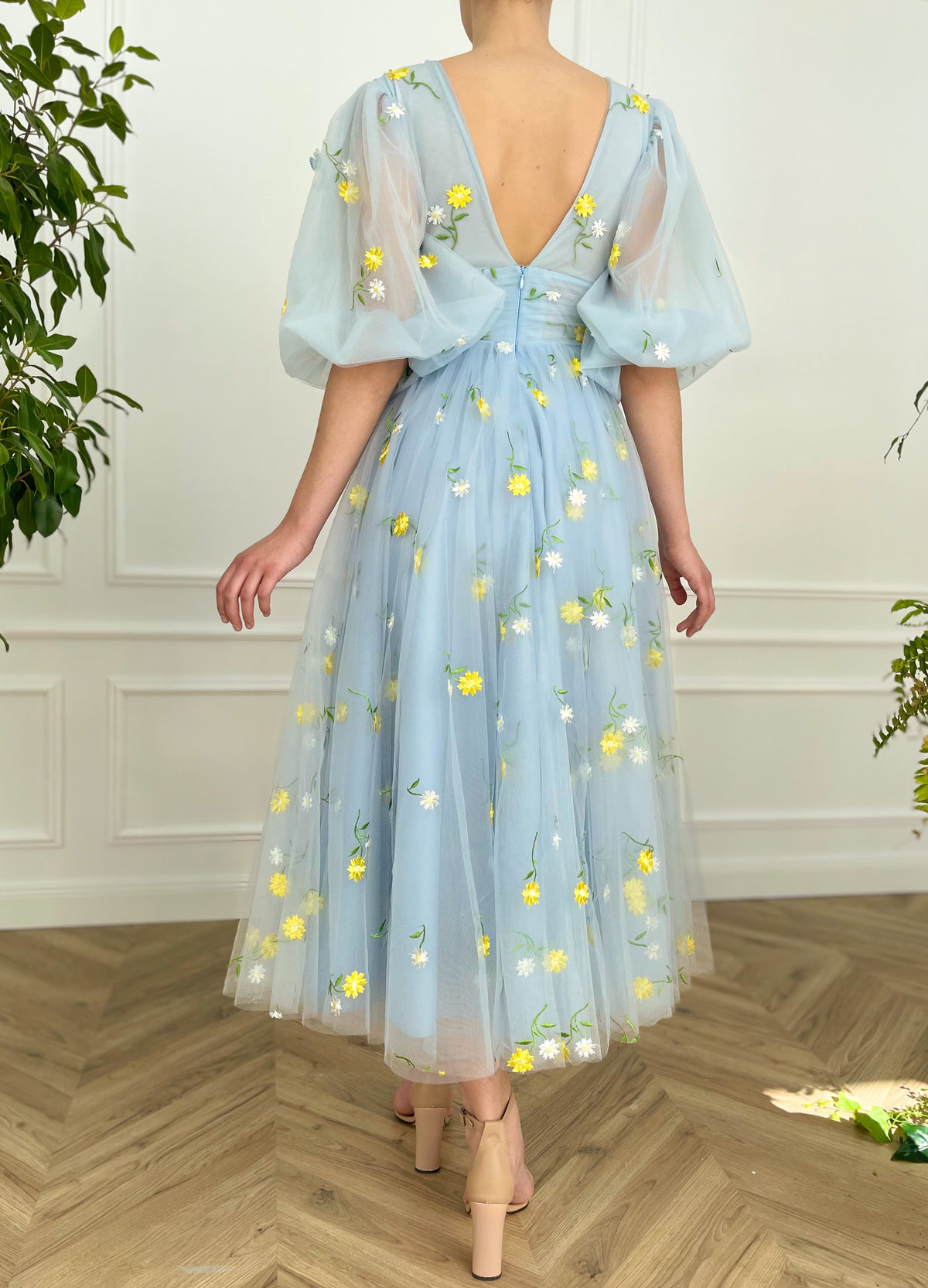 Blue midi dress with v-neck and short sleeves