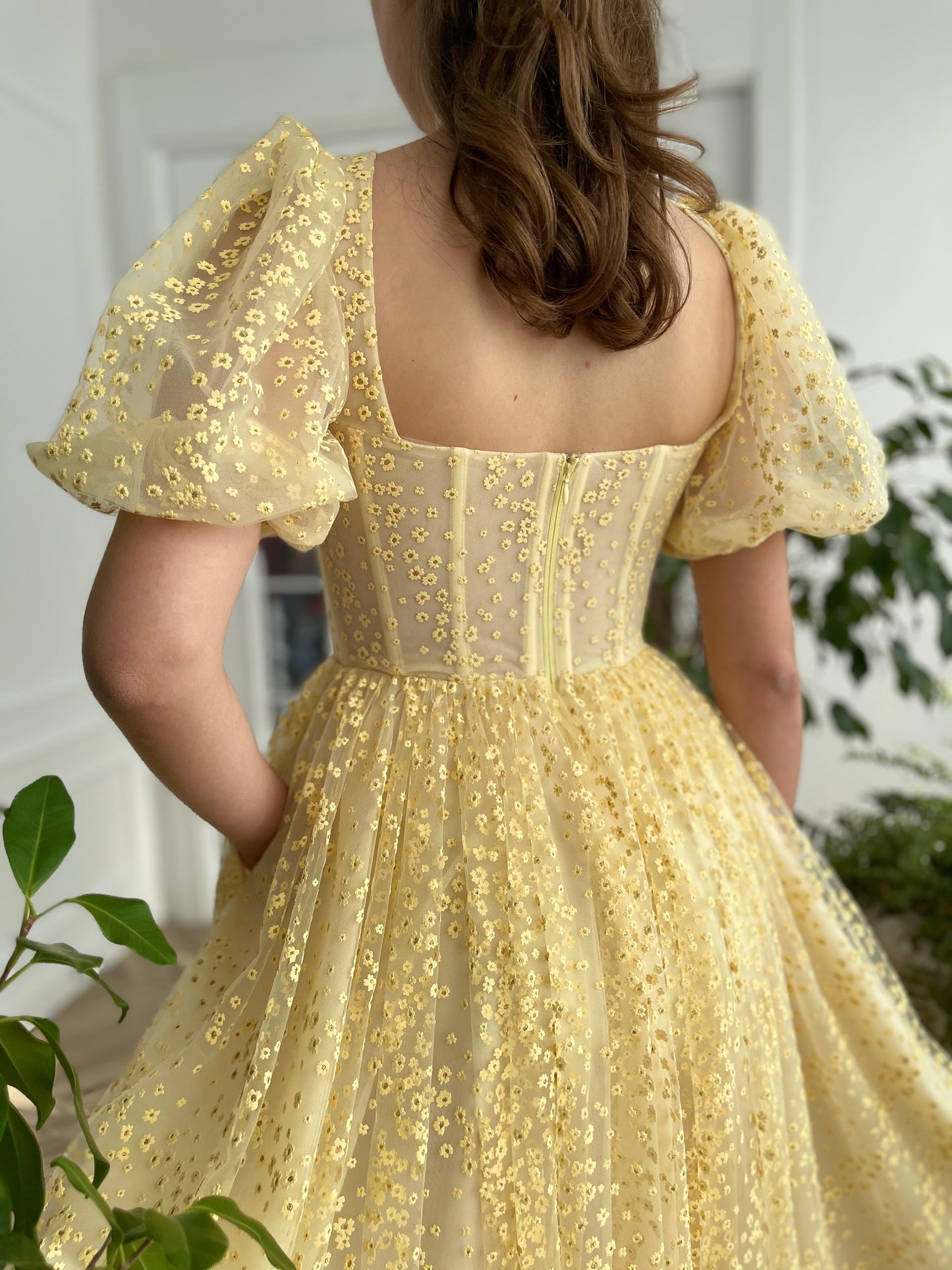Yellow midi dress with short sleeves