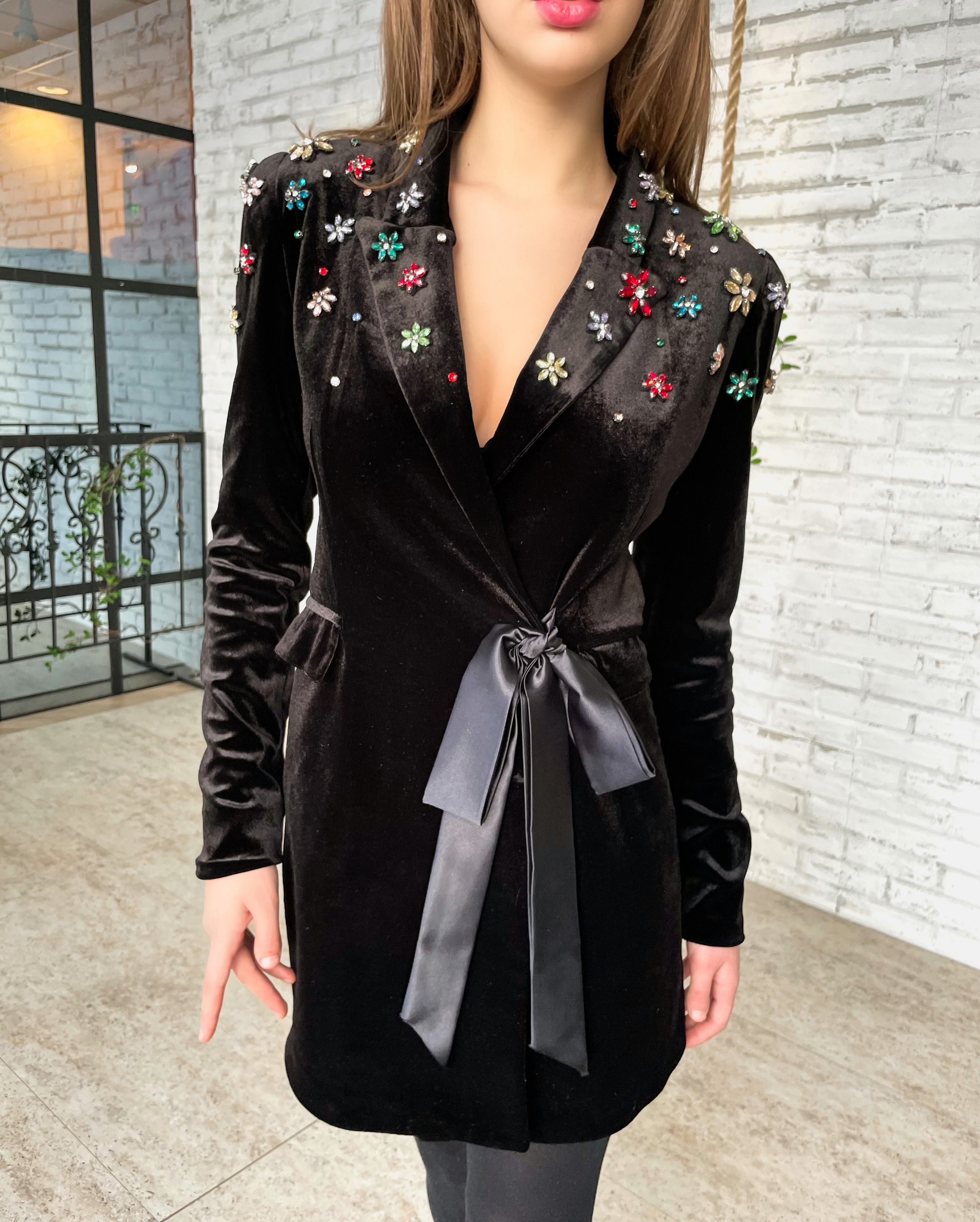 Black jacket with long sleeves and embroidery
