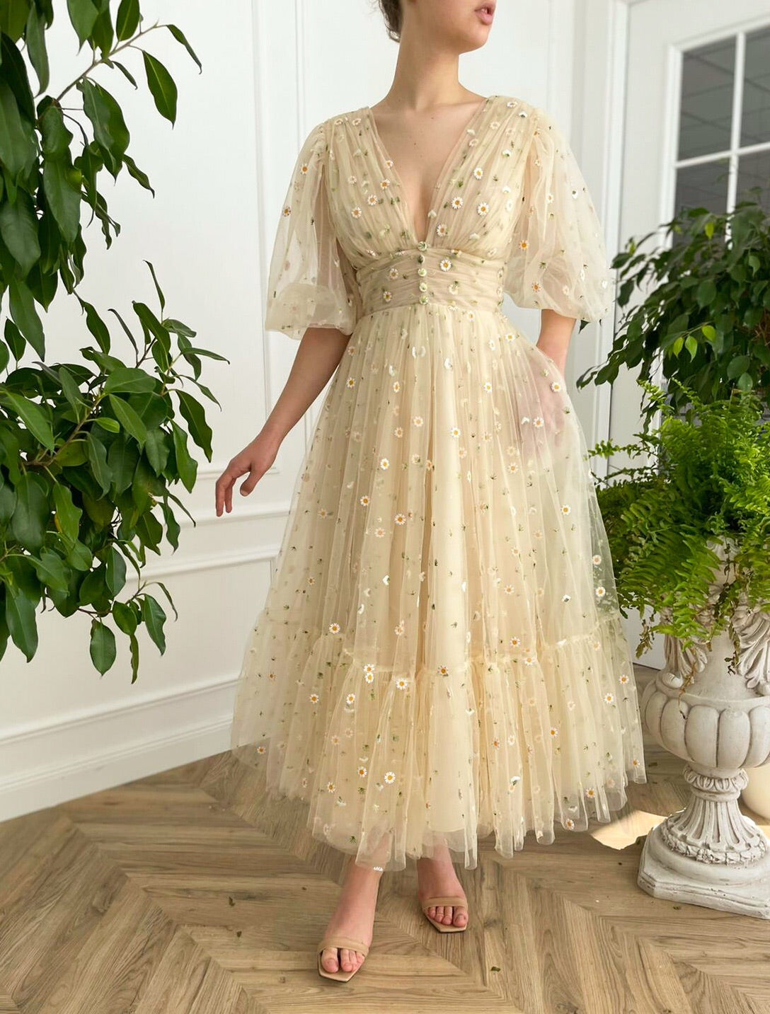Beige midi dress with daisies, v-neck and short sleeves