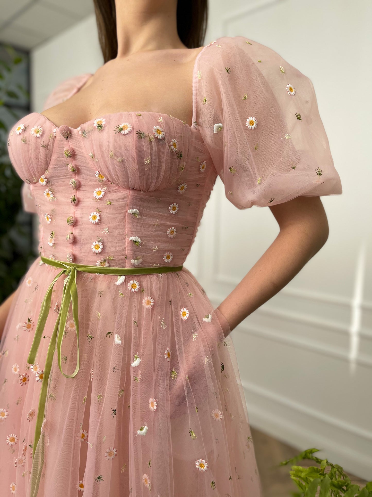 Pink midi dress with daisies and short sleeves