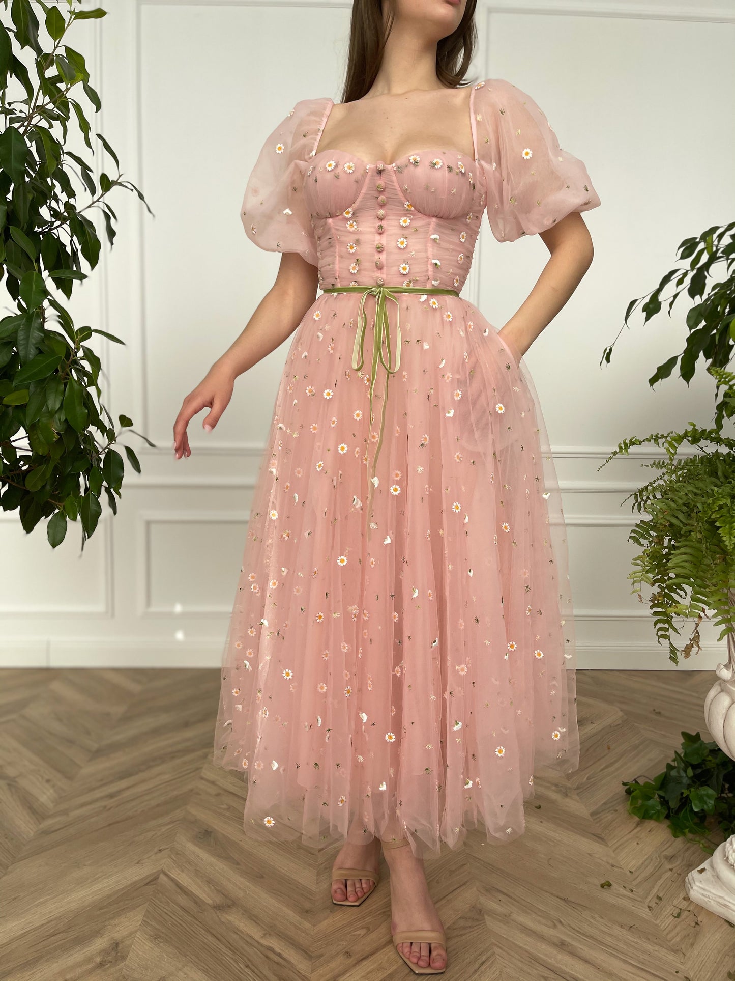 Pink midi dress with daisies and short sleeves