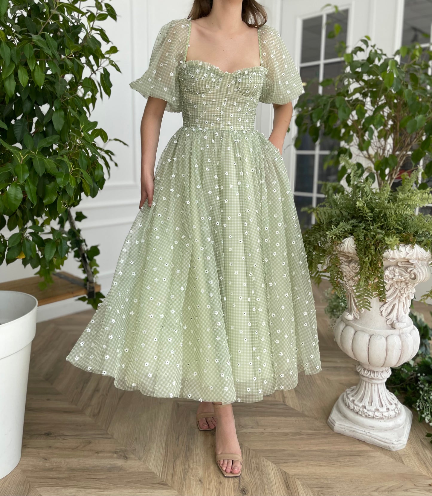 Green midi dress with daisies and short sleeves