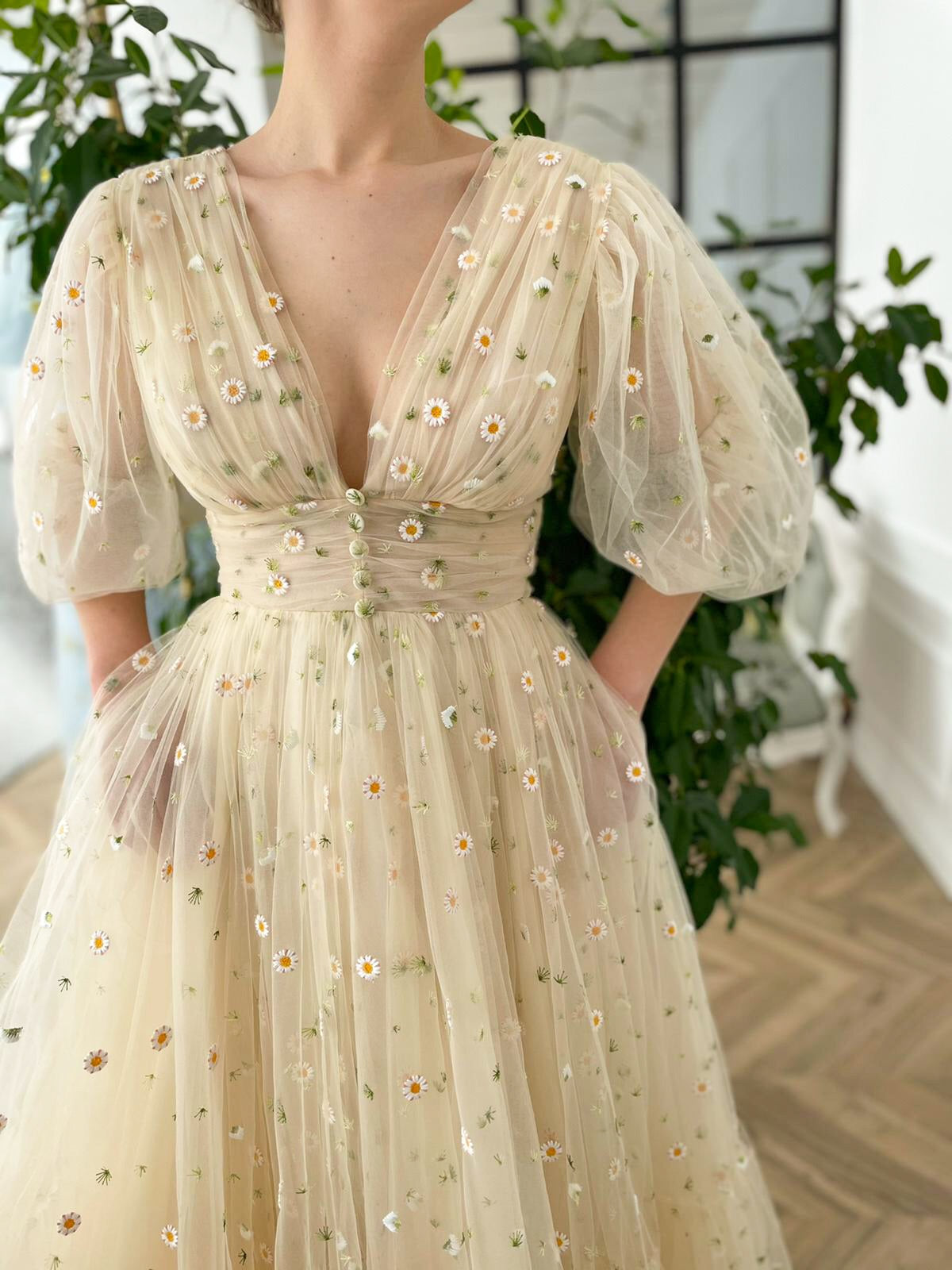 Beige midi dress with daisies, v-neck and short sleeves