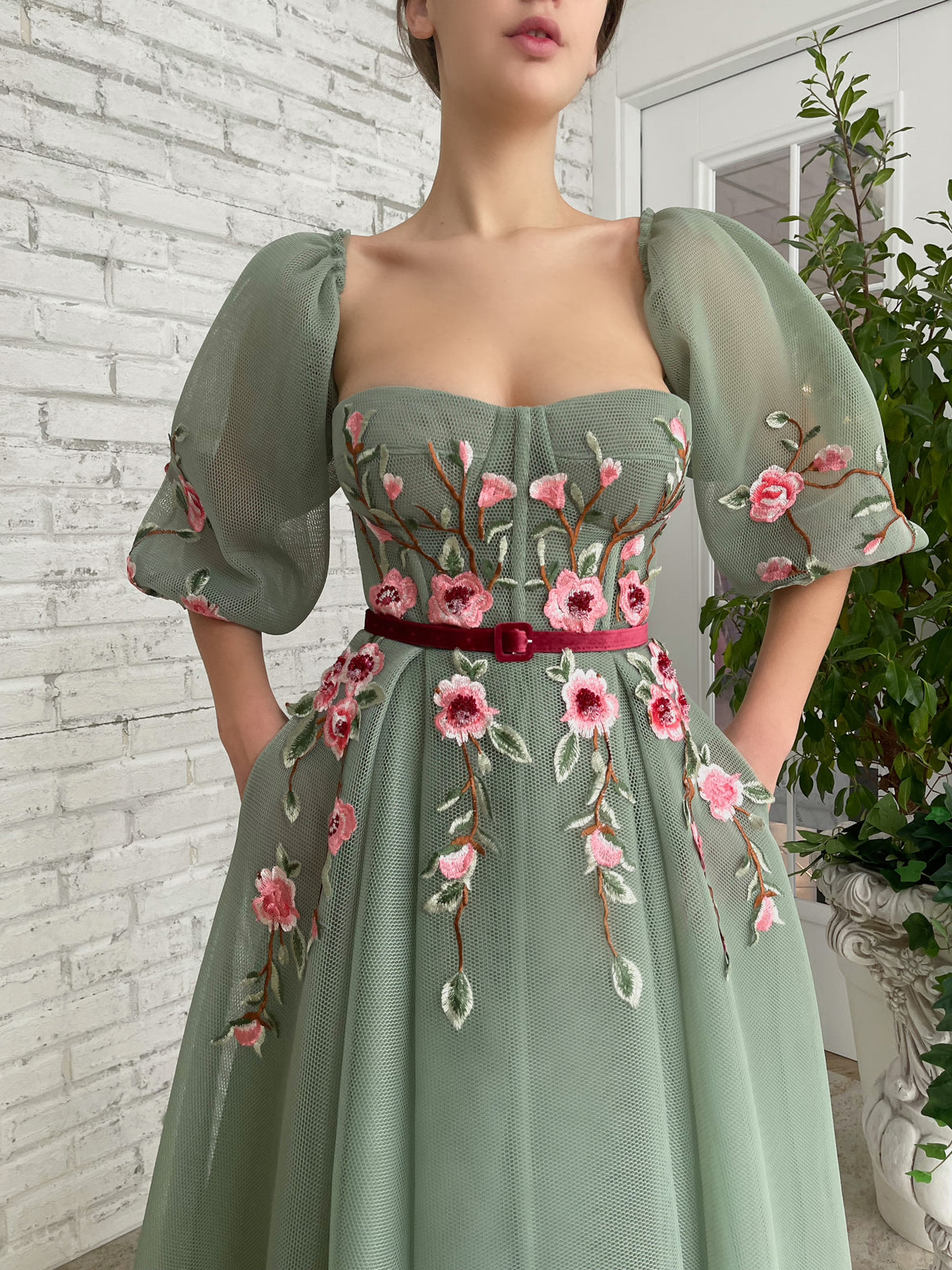 Green midi dress with short sleeves, belt and embroidery