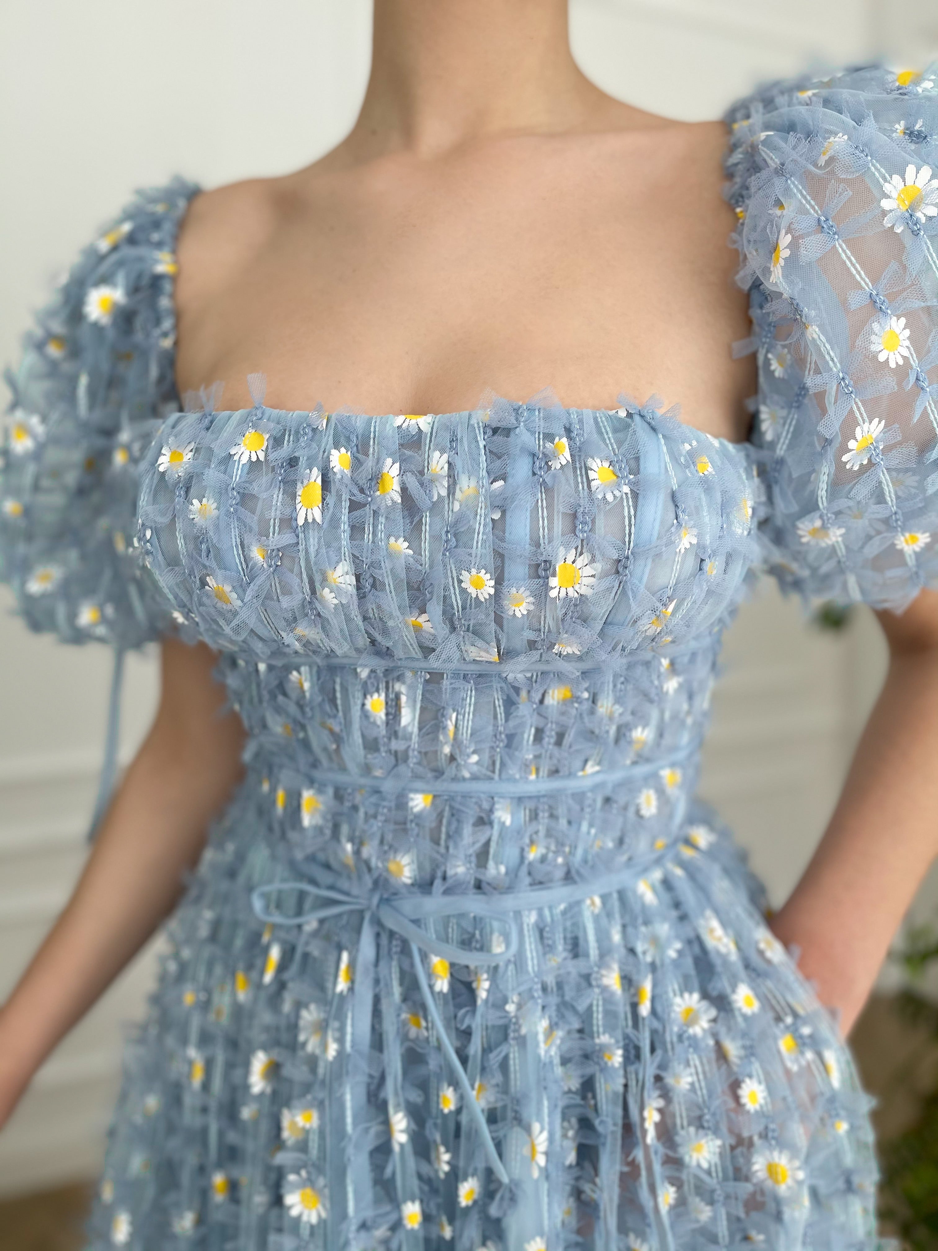 Blue midi dress with daisies and short sleeves