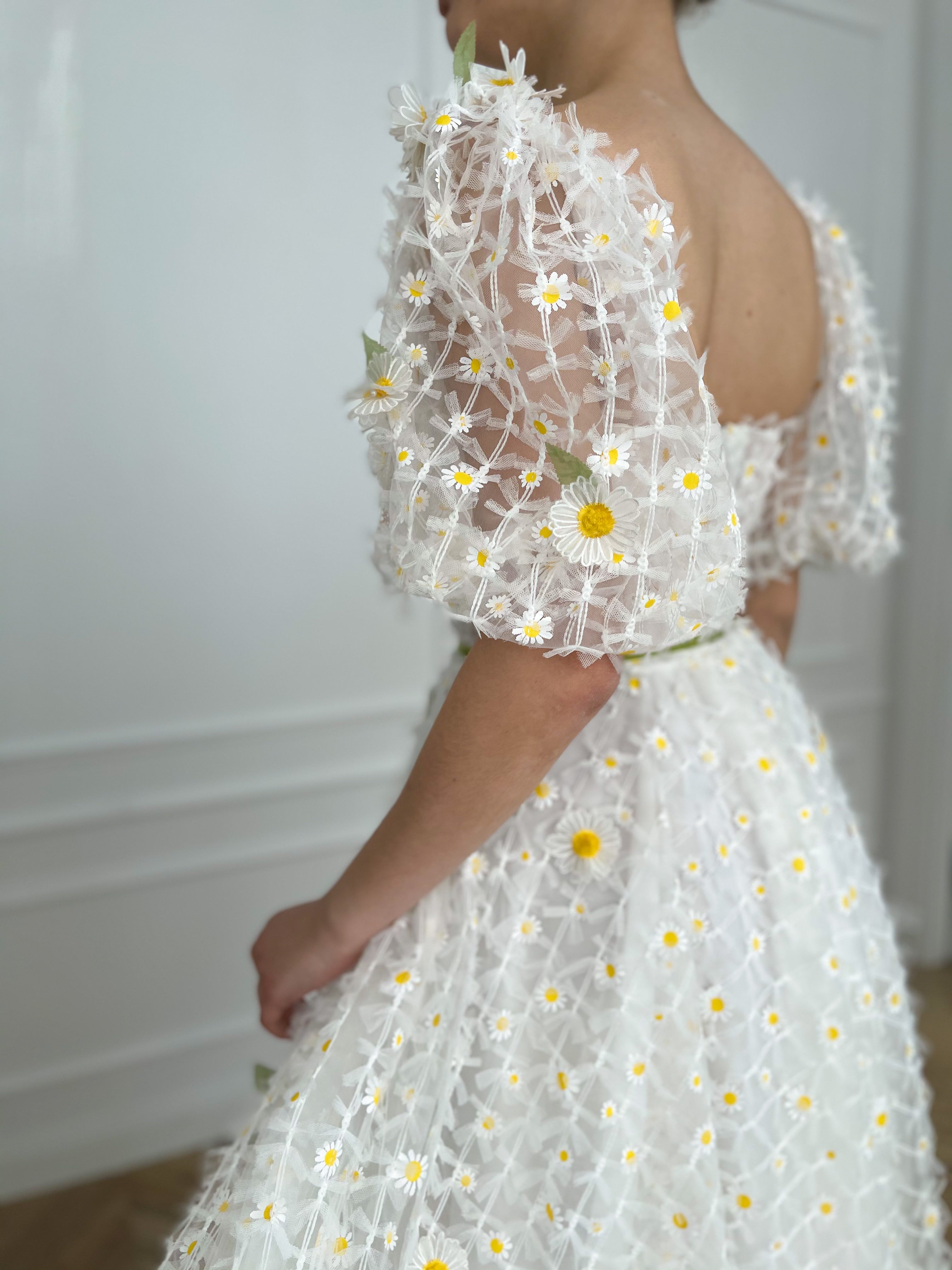 Midi white bridal dress with daisies, short sleeves and embroidered flowers