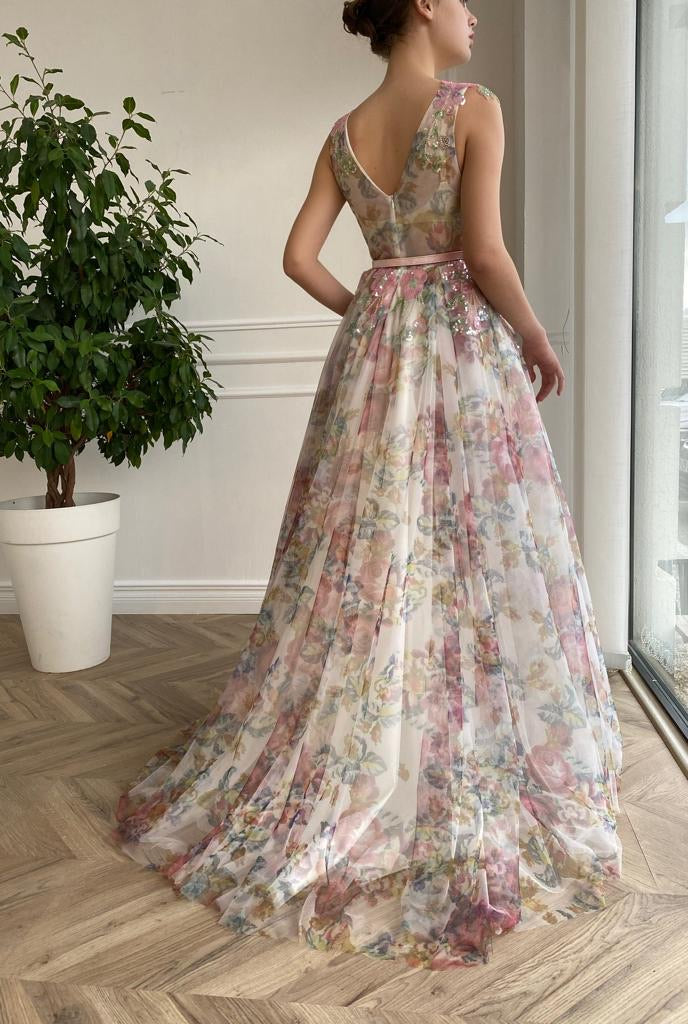 Colorful A-Line dress with no sleeves, v-neck, embroidery and belt