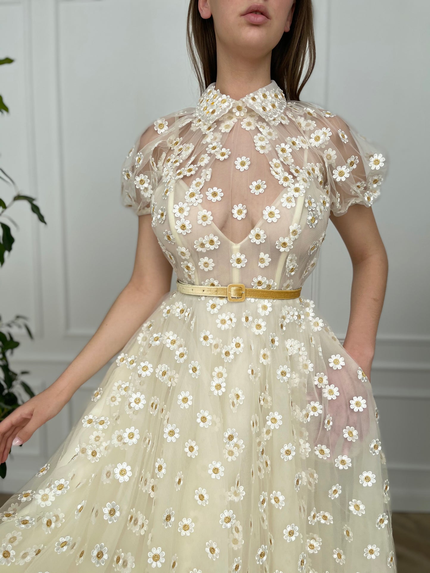 White midi dress with daisies, short sleeves and belt