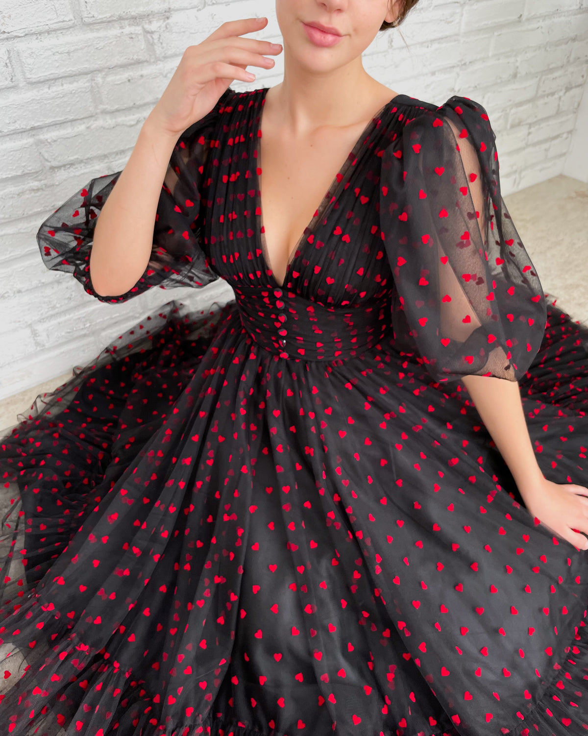 Black midi dress with v-neck, short sleeves and hearty fabric
