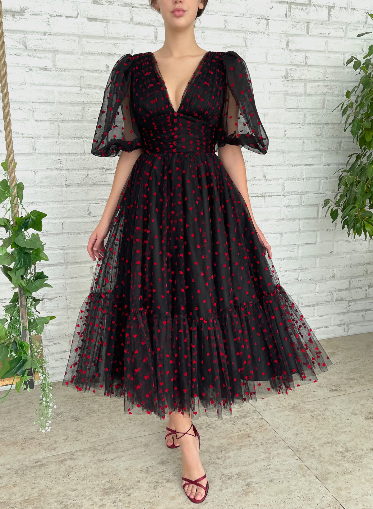 Black midi dress with v-neck, short sleeves and hearty fabric
