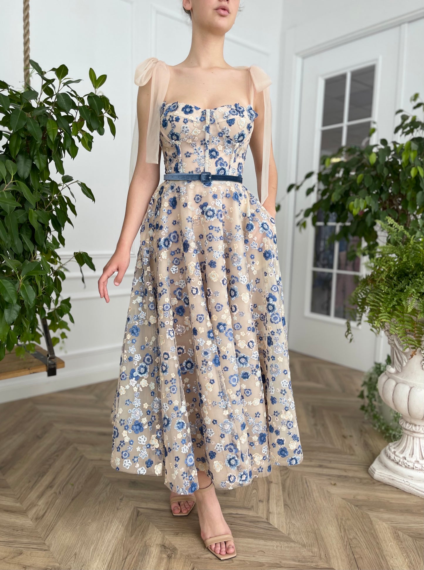 Beige midi dress with belt, printed flowers and bow straps