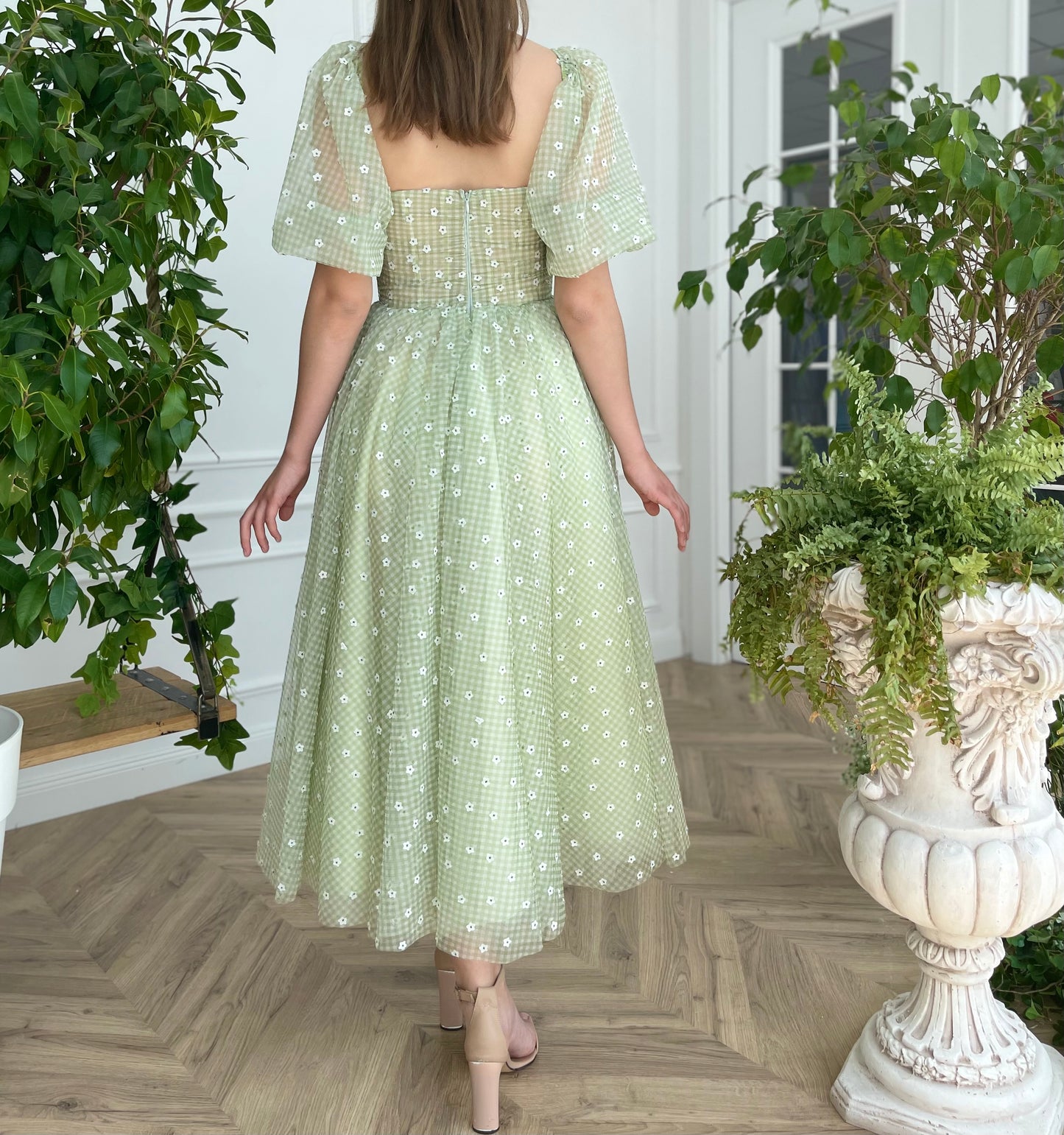 Green midi dress with daisies and short sleeves
