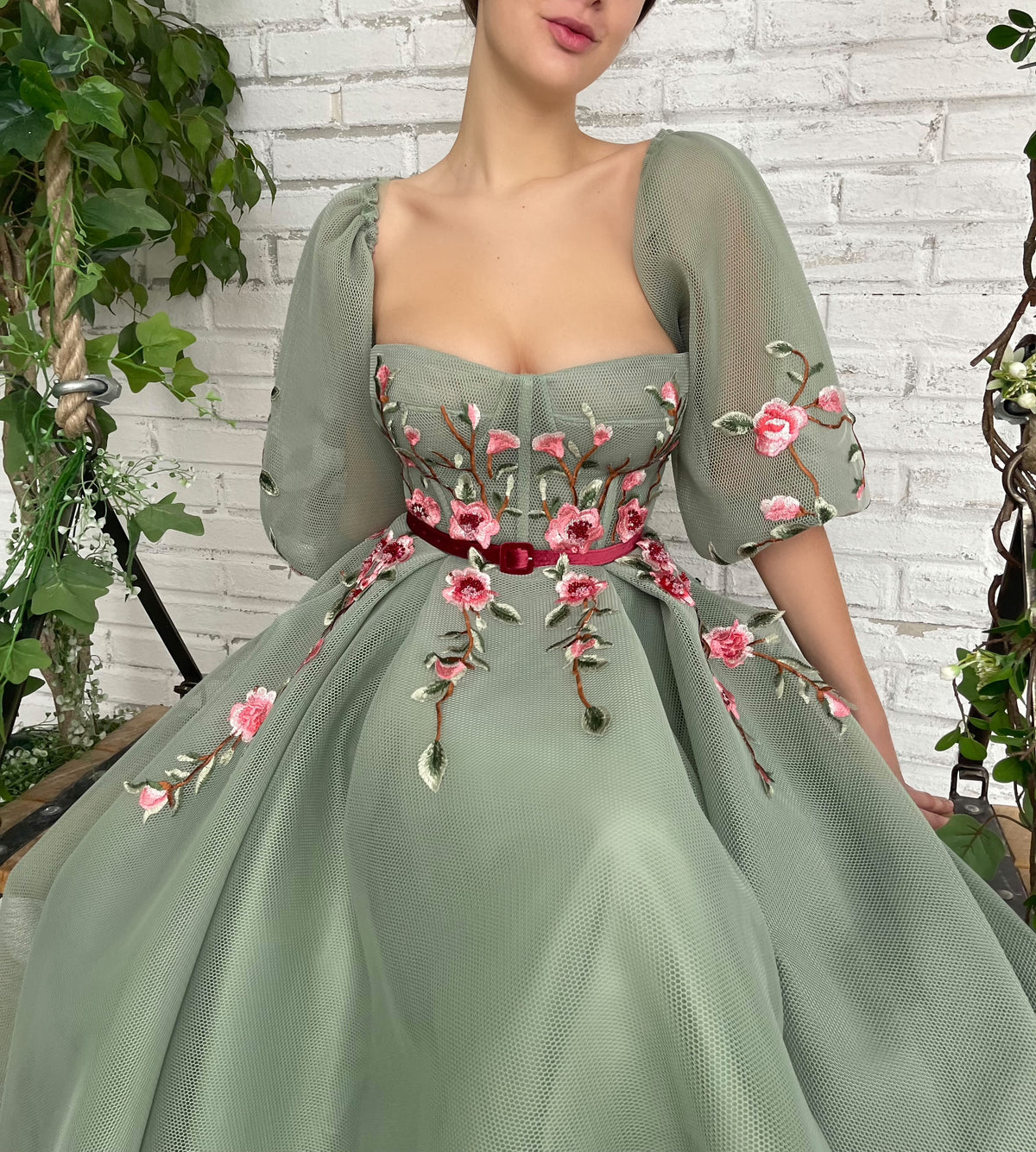 Green midi dress with short sleeves, belt and embroidery