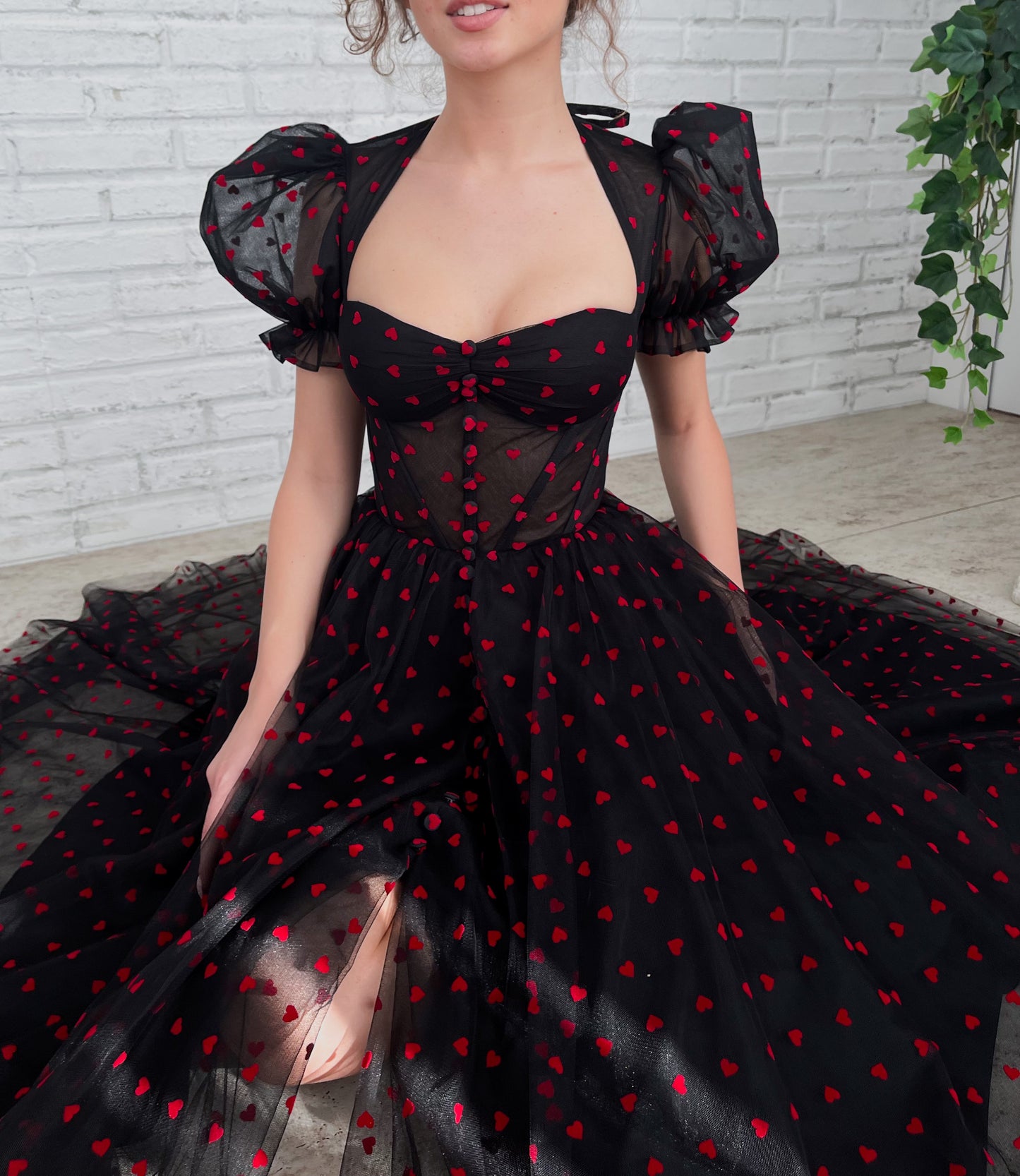 Black midi dress with short sleeves and hearty fabric