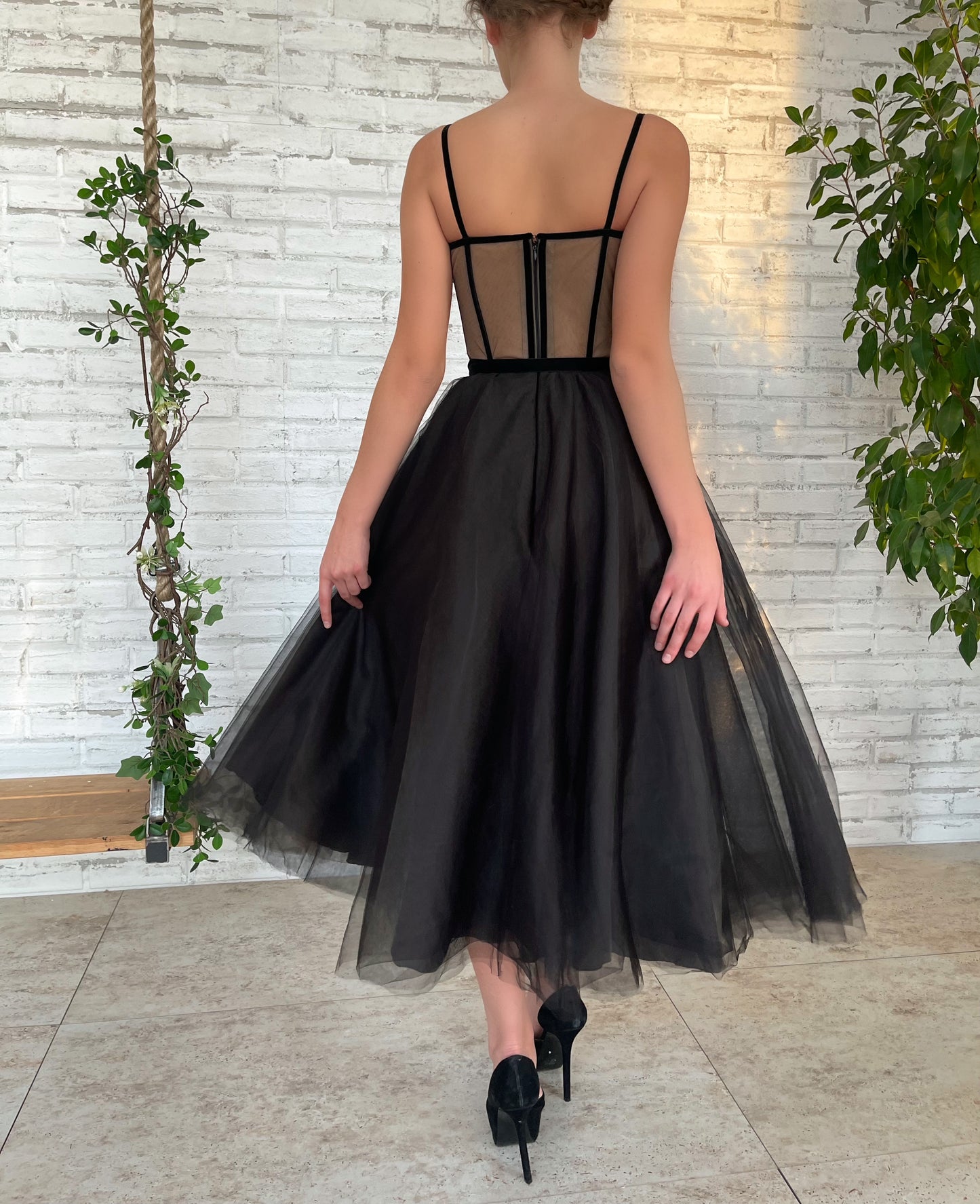 Black midi dress with no sleeves and embroidery