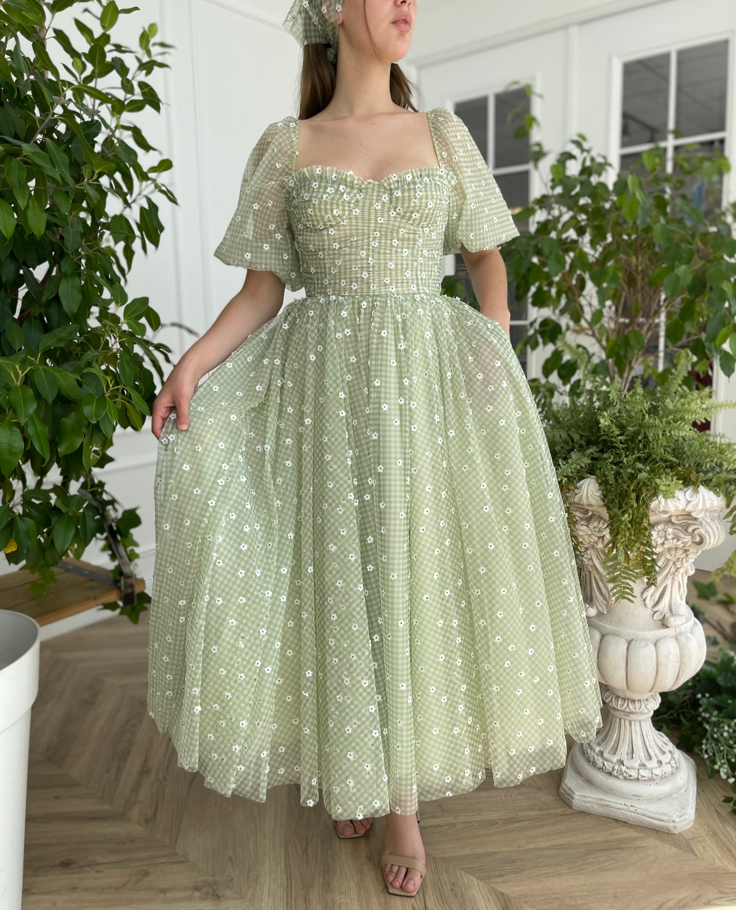 Green midi dress with daisies and short sleeves