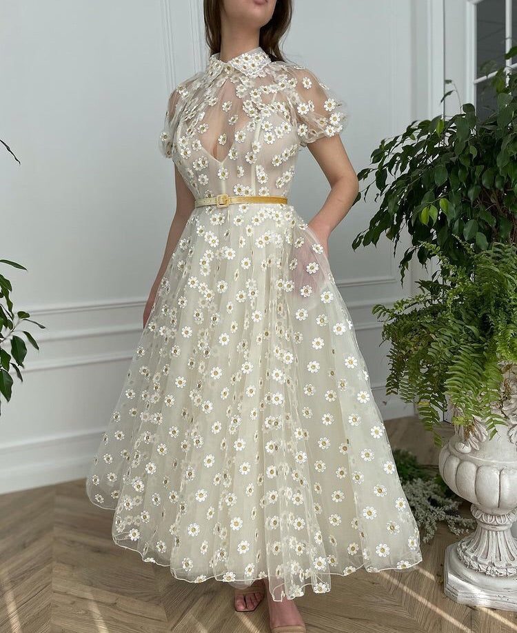White midi dress with daisies, short sleeves and belt