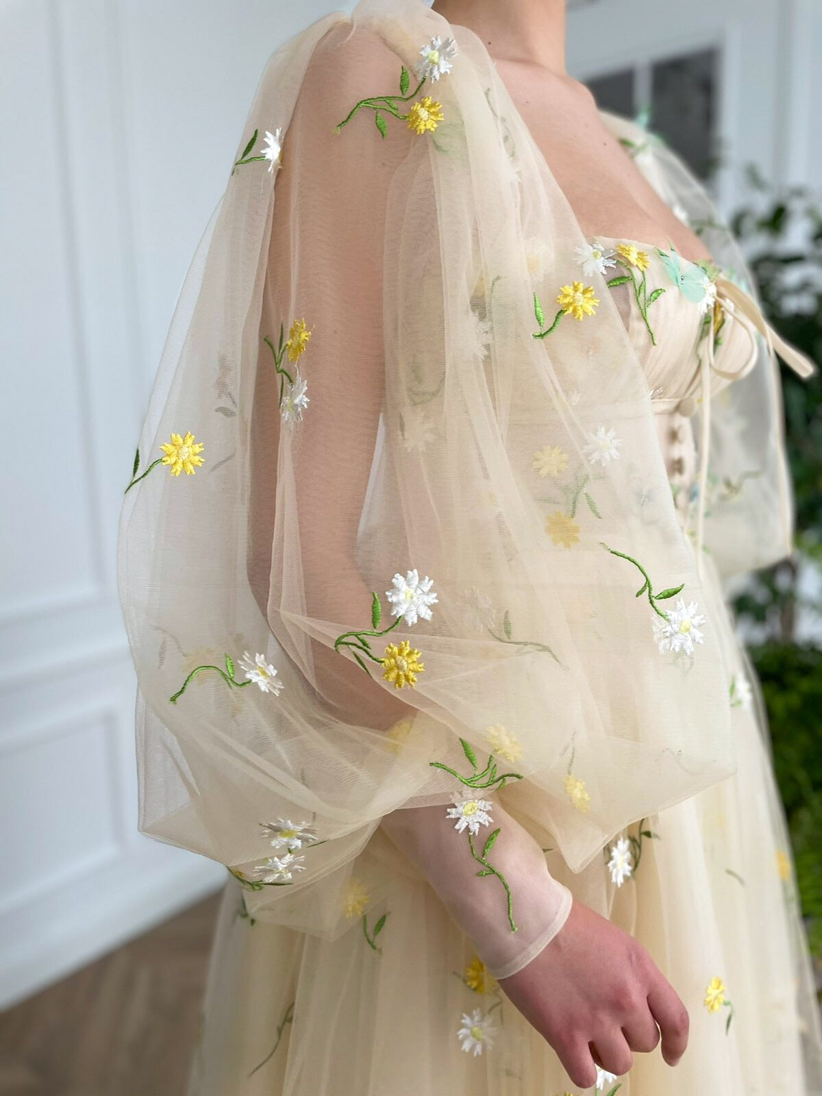 Beige midi dress with long sleeves and flowers