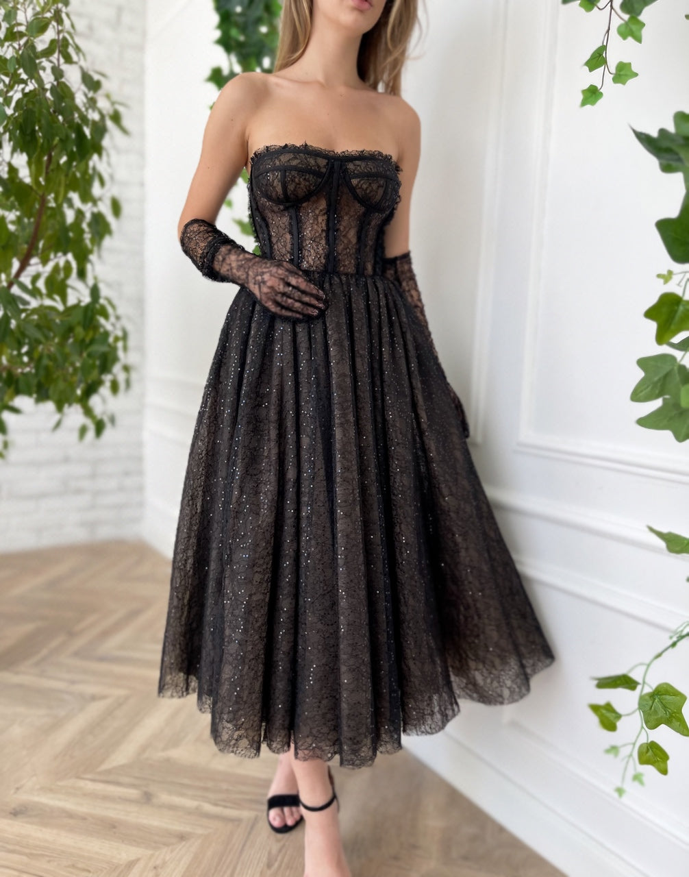 Black midi dress with no sleeves and gloves