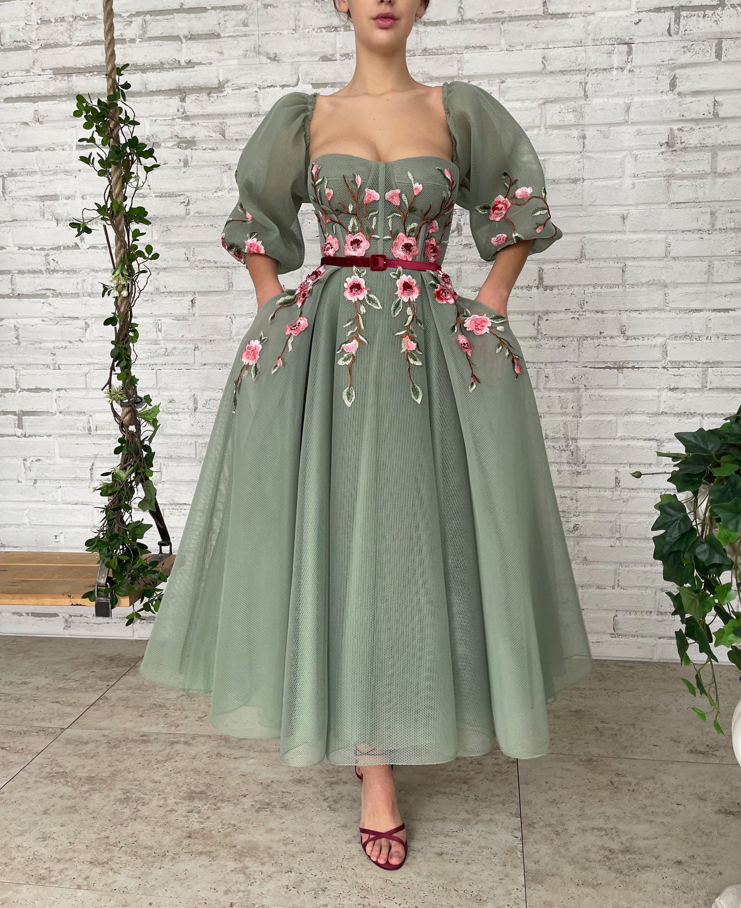 Green midi dress with short sleeves, belt and embroidery