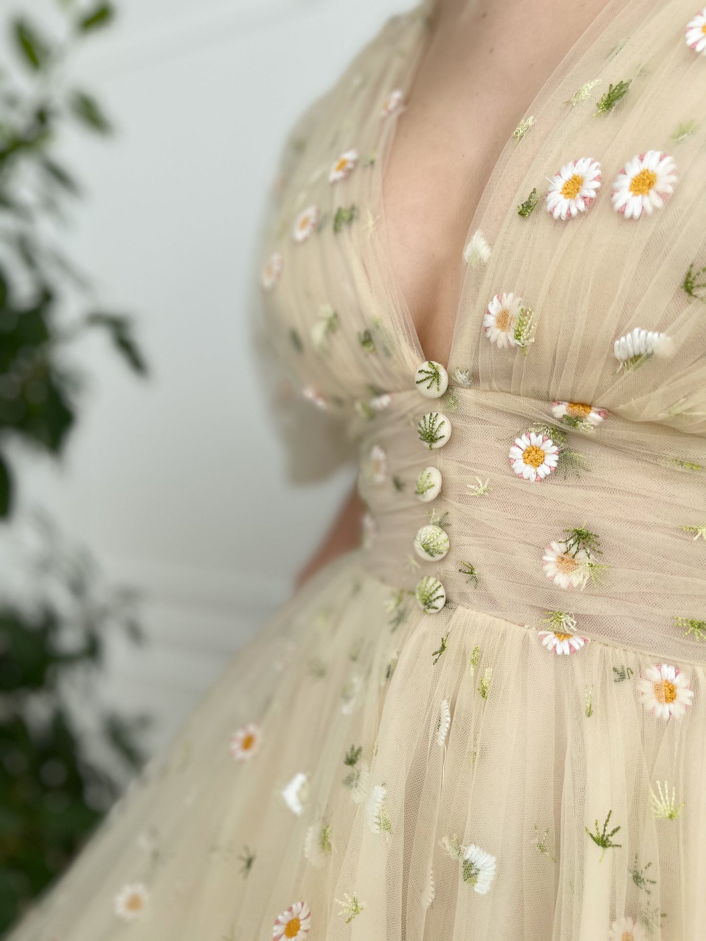 Beige midi dress with daisies, v-neck and short sleeves