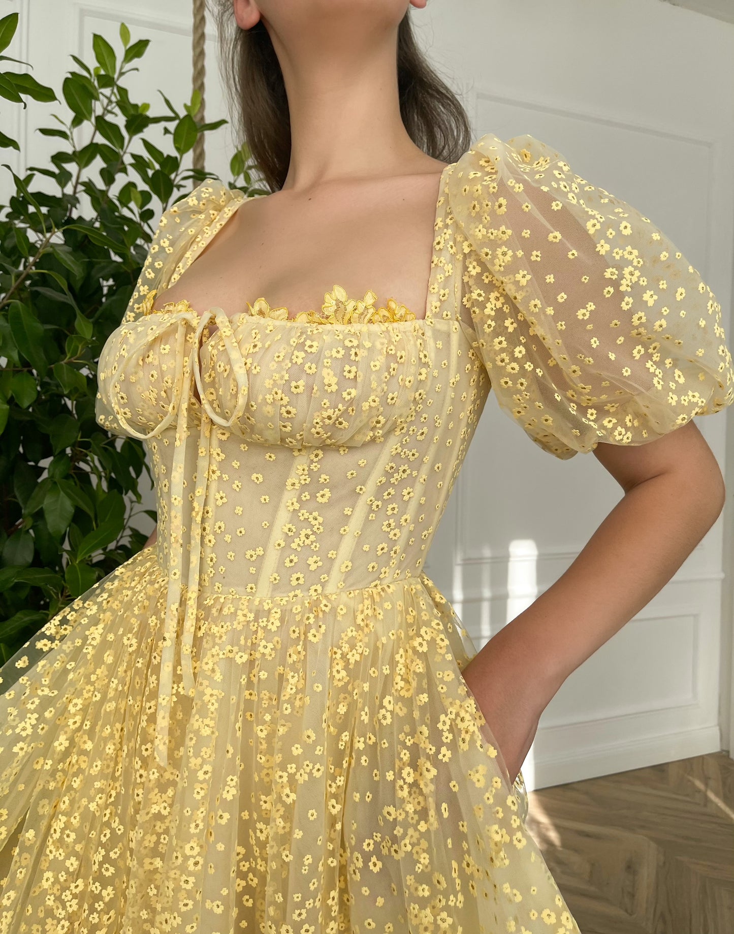 Yellow midi dress with short sleeves