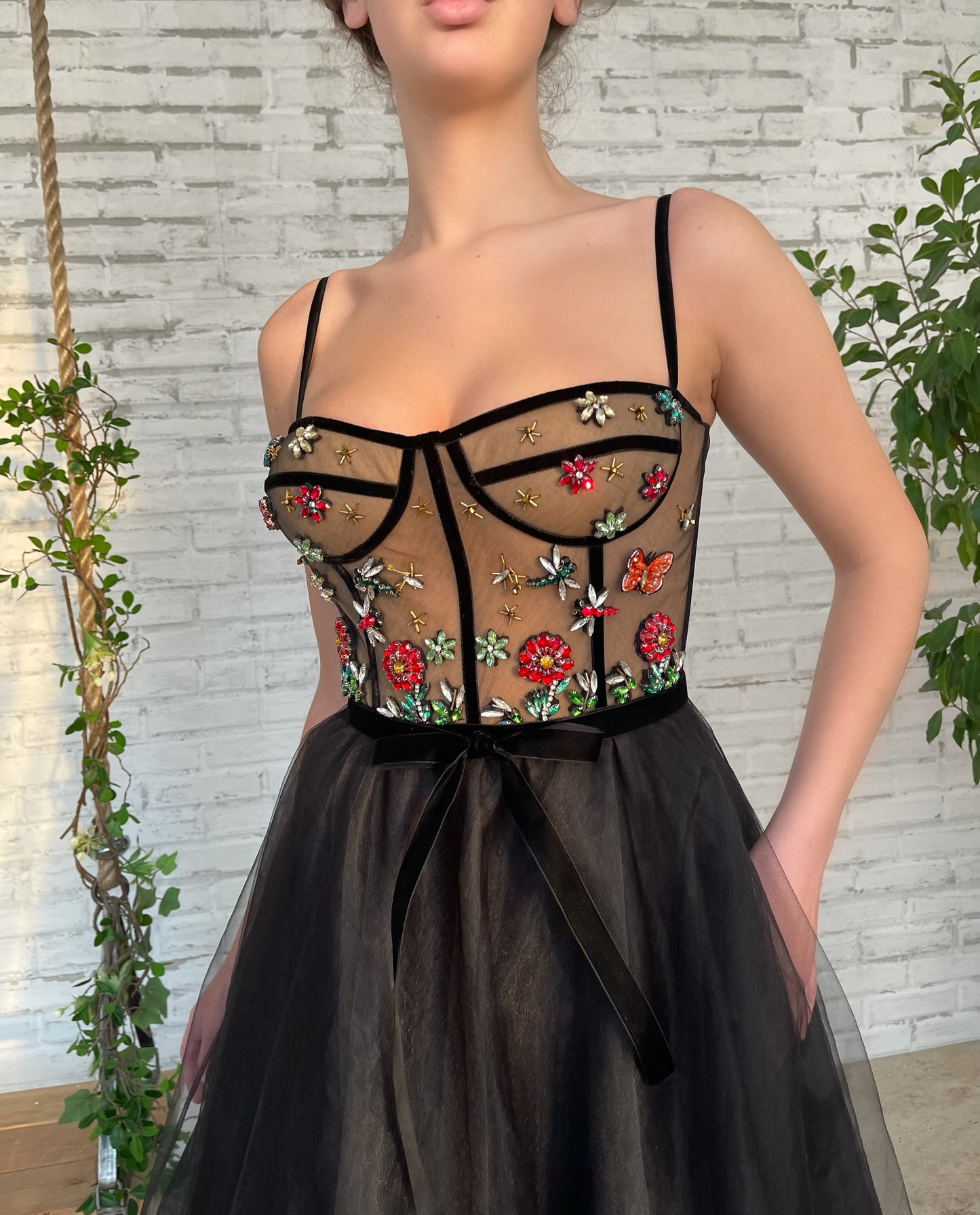 Black midi dress with no sleeves and embroidery