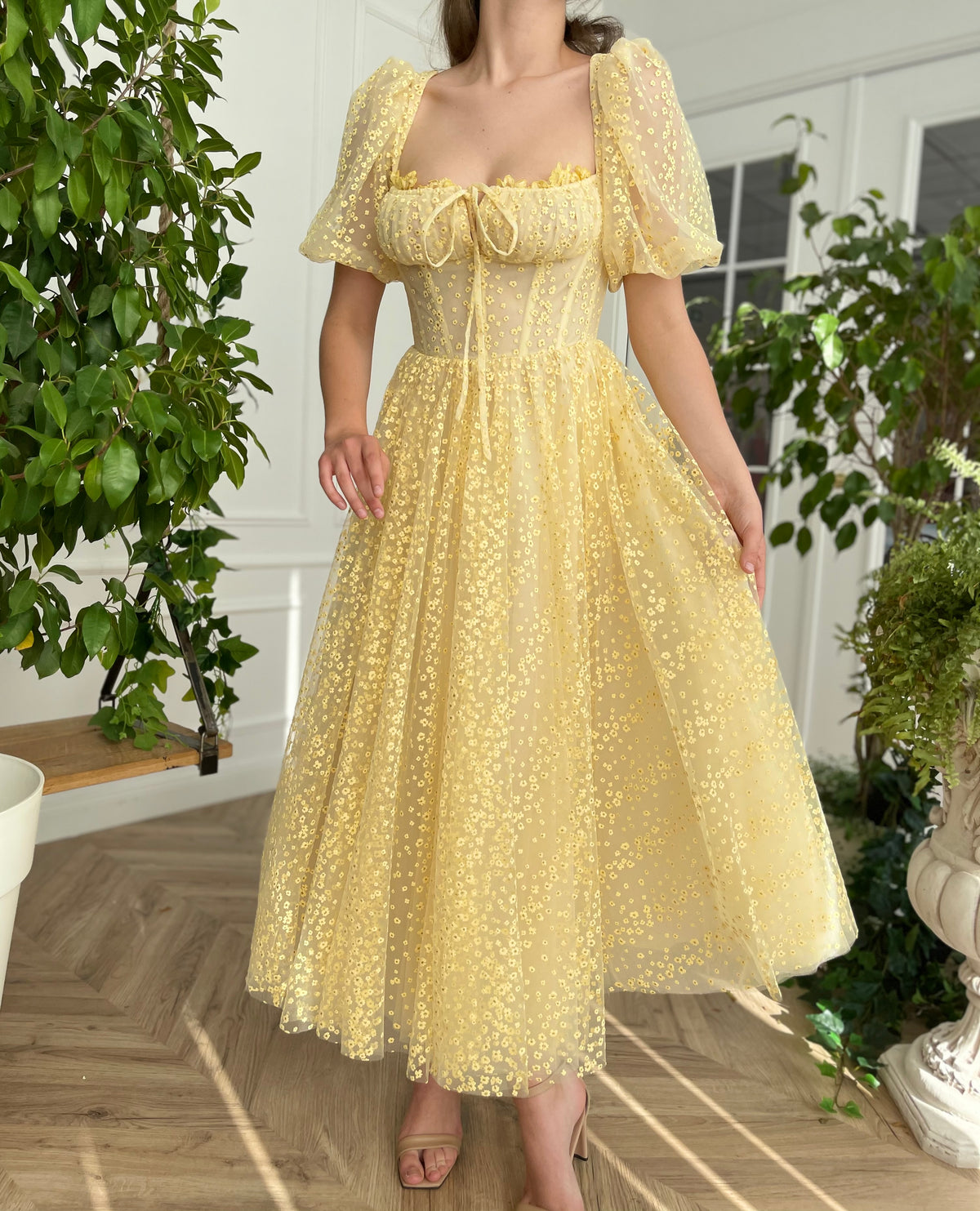 Yellow midi dress with short sleeves