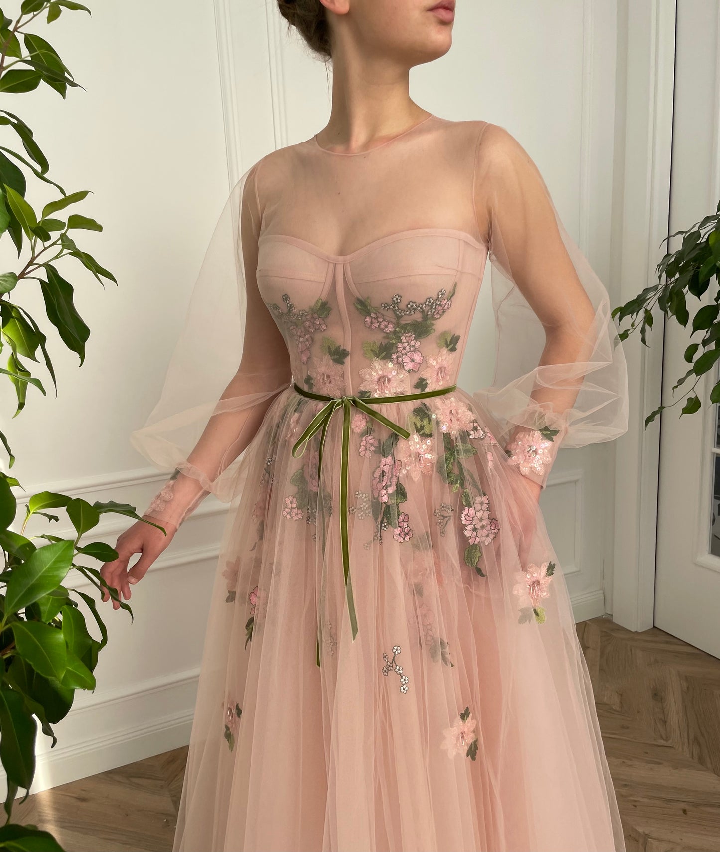 Pink midi dress with long sleeves and embroidery