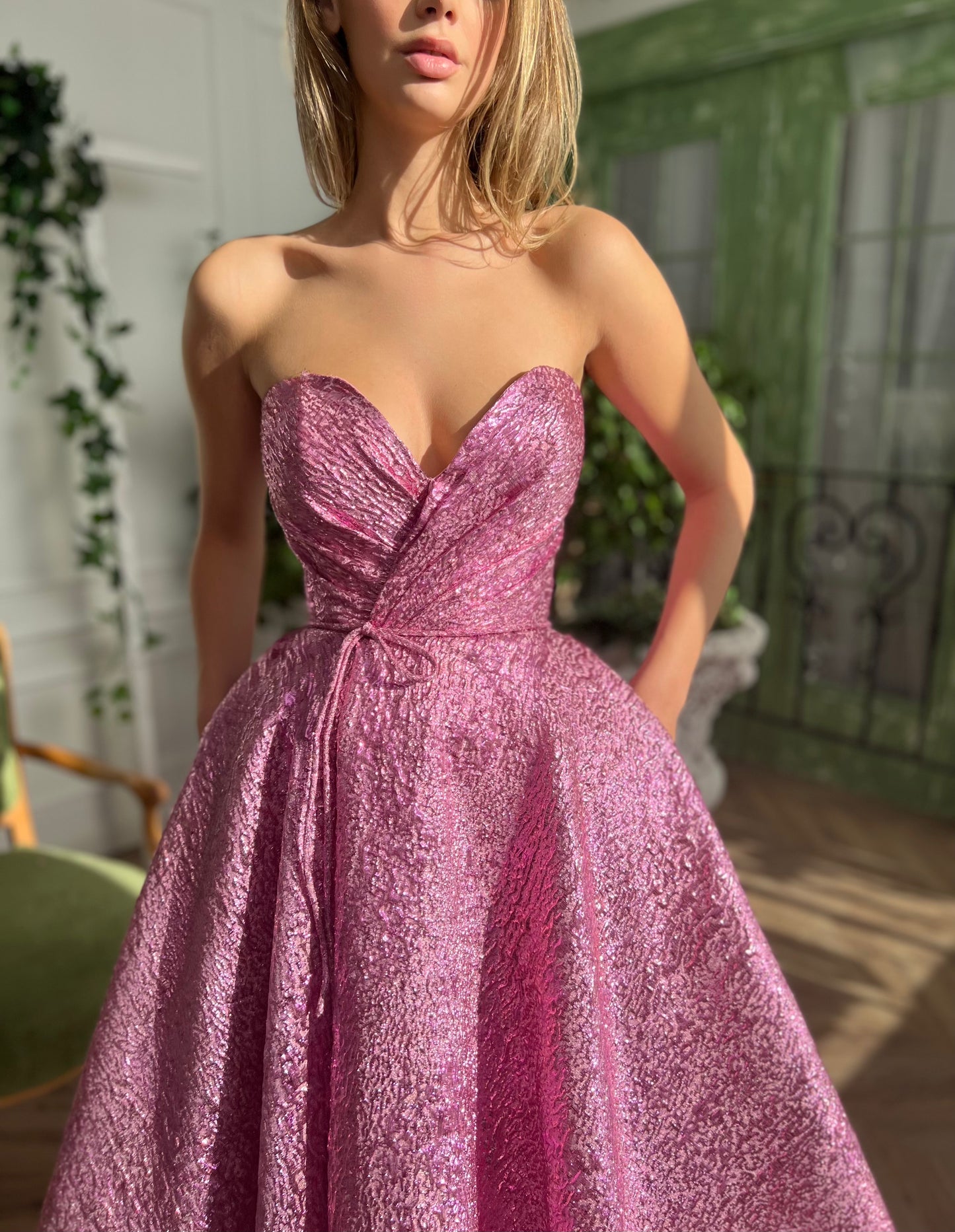Pink mini dress with no sleeves and taffeta brocade fabric