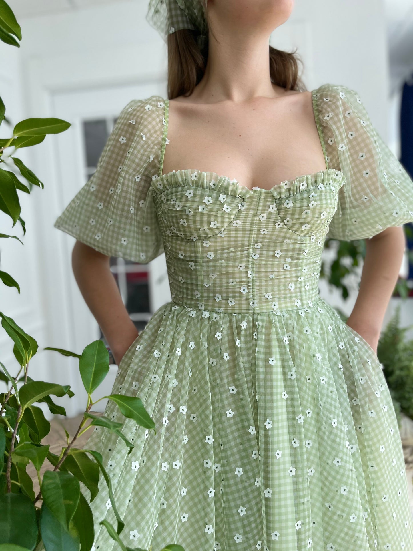 Green midi dress with daisies and short sleeves