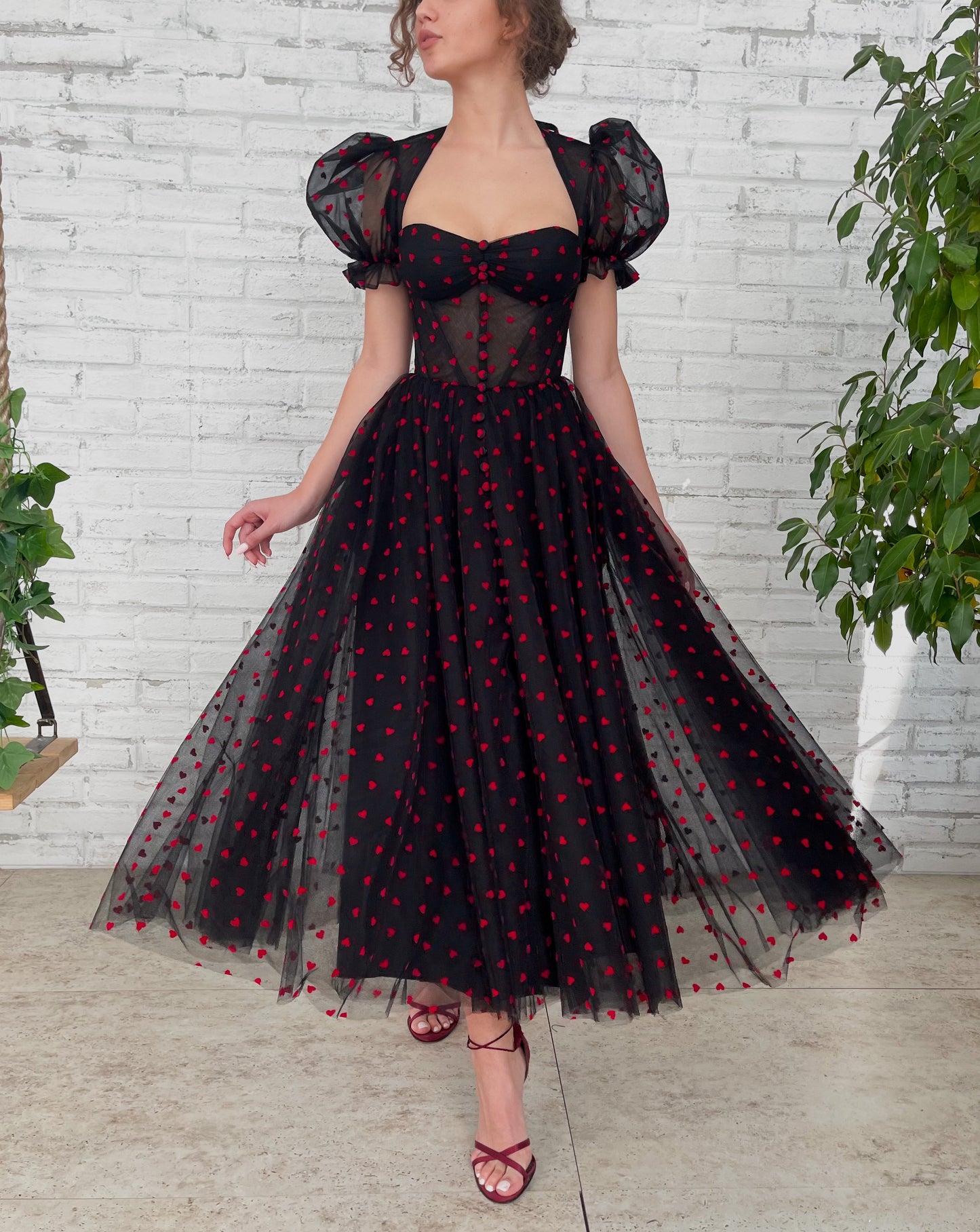 Black midi dress with short sleeves and hearty fabric
