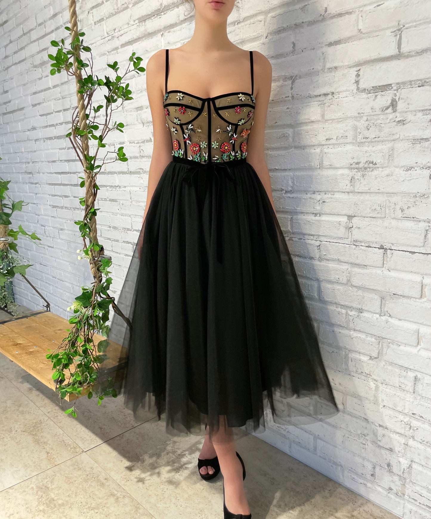 Black midi dress with no sleeves and embroidery